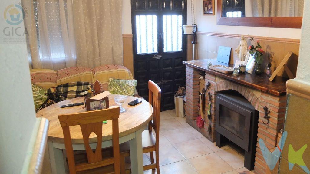 Vivienda situada en la popular Barriada de Los Pastores en Algeciras. Dispone de 4 habitaciones, una de ellas en planta baja que se podría unir al salón con chimenea para conseguir un salón más amplio, cocina y dos cuartos de baño. Se compone de dos plantas y una tercera donde tenemos una amplia azotea transitable y dos cuartos trasteros de bastante tamaño. Zona de fácil aparcamiento. La vivienda se puede habitar desde el primer momento y actualmente se encuentra morada, pero agradecería una amplia renovación. Oportunidad por su bajo precio y sus 125m2 inscritos, lo cual permiten una fácil tasación en el caso necesites una hipoteca. --------------------------------------------------. Informamos a nuestros clientes que los gastos de notaría, registro, gestoría, impuestos y los honorarios de la agencia NO están incluidos en el precio. A su vez, disponemos del documento informativo abreviado de la propiedad (según decreto 218/2005, del 11 de octubre) y de seguro de caución, para la protección del dinero entregado como señal para la reserva de una vivienda. Por mandato expreso del propietario, comercializamos este inmueble en exclusiva, lo que le garantiza el acceso a toda la información, a un servicio de calidad, un trato fácil, sencillo y sin interferencias de terceros. Por este motivo, se ruega no molestar al propietario, a los ocupantes de la propiedad o a los vecinos. Muchas gracias por su comprensión.