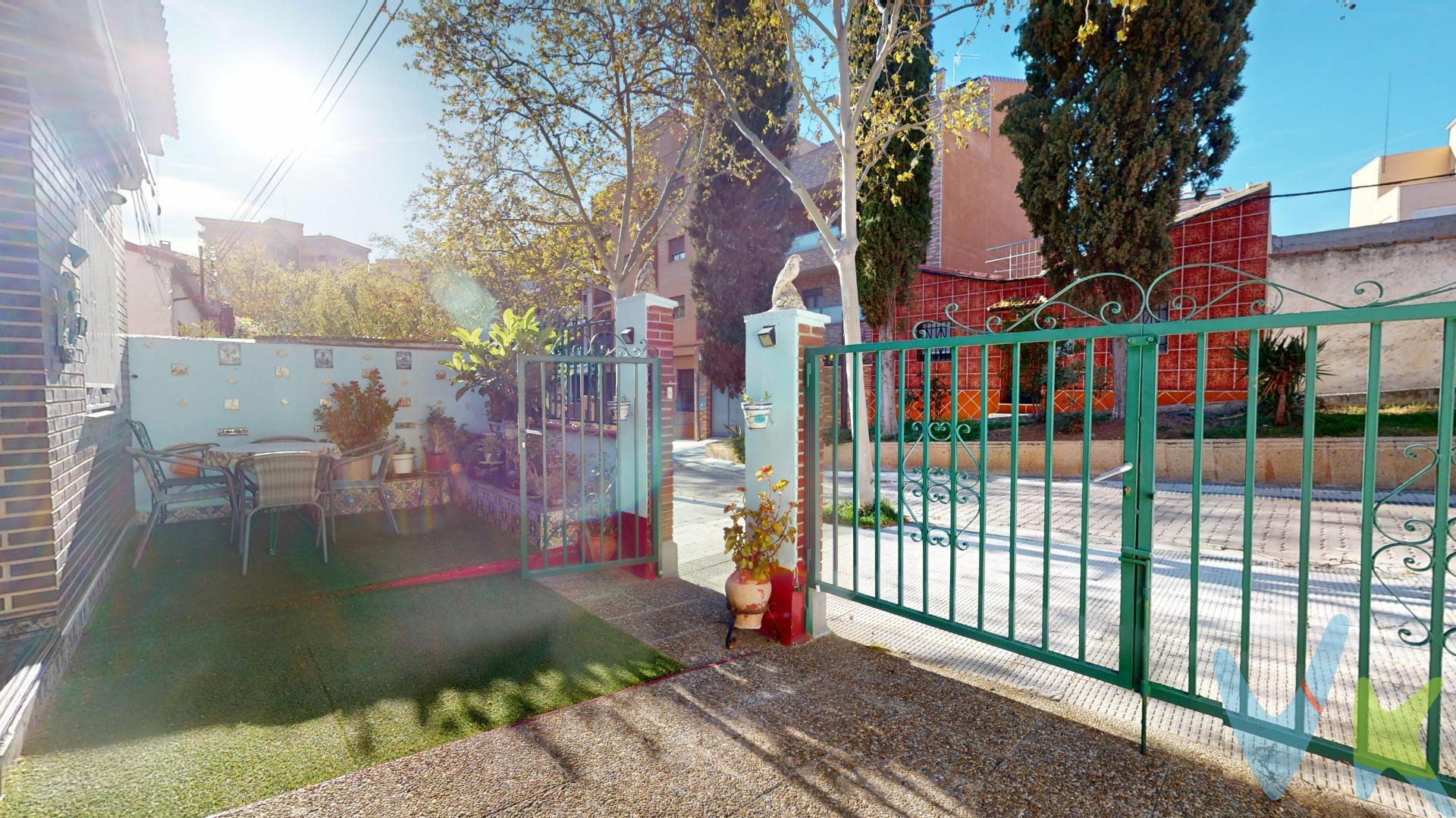 Descubre esta magnífica vivienda en la calle Francisco Izquierdo, una oportunidad única para quienes buscan amplitud, bienestar y un entorno bien comunicado. Distribuida en tres plantas, esta casa destaca desde el primer momento por su acogedor porche de entrada, perfecto para disfrutar de momentos al aire libre. En la planta principal, te recibe un espectacular y luminoso salón, ideal para reuniones familiares o momentos de relax. La amplia cocina, con isla central, se convierte en el corazón del hogar y cuenta con salida directa a una encantadora terraza-jardín privado, un espacio perfecto para disfrutar del exterior con total intimidad. En esta misma planta también encontramos un dormitorio y un baño completo, aportando funcionalidad y comodidad. La planta superior alberga tres generosos dormitorios, todos ellos con excelente luz natural, destacando uno con un encantador techo abuhardillado que aporta carácter y calidez. Además, dispone de un baño completo y acceso a un balcón alargado, ideal para disfrutar de las vistas y el aire fresco. En la planta sótano, la vivienda sorprende con una acogedora bodega de estilo andaluz, perfecta para reuniones y celebraciones, así como un cuarto de depósito de gasoil y dos prácticos espacios de almacenaje. La propiedad incluye garaje en planta calle con acceso directo desde la vía principal, aportando confort en el día a día. Se trata de una vivienda cuidadosamente mantenida, ubicada en una zona tranquila con amplias zonas verdes y excelentes conexiones. Su proximidad a la Z40 y su buena comunicación mediante transporte público permiten un acceso rápido al centro de la ciudad. Además, se encuentra a escasos minutos de Puerto Venecia, uno de los mayores espacios comerciales y de ocio de la zona. Una casa pensada para disfrutar, con espacio, luz y una ubicación que lo tiene todo. **NOTA HISTÓRICA: Fue un destacado sacerdote, teólogo y figura influyente en la iglesia zaragozana del siglo XX. **El precio no incluye los gastos derivados de la compraventa, ni impuestos ni Registro.Tampoco los honorarios de la agencia por la gestión, asesoramiento.. 