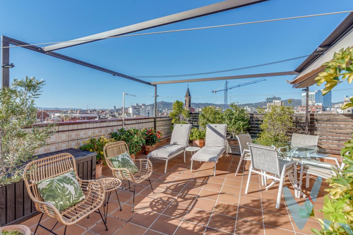 Bienvenido a un oasis urbano situado en la prestigiosa Gran Vía, junto a Plaza España. Este excepcional ático de 198 m², incluidas dos terrazas, ofrece un retiro exclusivo con vistas a Montjuic y al Tibidabo. Situado en un edificio clásico de Barcelona, este hogar se beneficia de una orientación sur-este que baña cada espacio con luz natural. El ático dispone de cuatro habitaciones (3 dobles y 1 individual), dos baños, un salón elegante ideal para entretenimiento y una cocina funcional con zona de lavadero independiente. Los interiores están dotados de suelos de parquet, calefacción a gas y aire acondicionado para asegurar un clima ideal todo el año. Las terrazas son verdaderamente el corazón de este hogar, ofreciendo un espacio privado al aire libre para relajarse, cenar o simplemente disfrutar de las impresionantes vistas. Vivir aquí te permite disfrutar de la cercanía a importantes puntos de interés cultural y comercial, además de una excelente conectividad con el resto de la ciudad. Este ático no es solo una vivienda, sino una joya en el corazón de Barcelona.