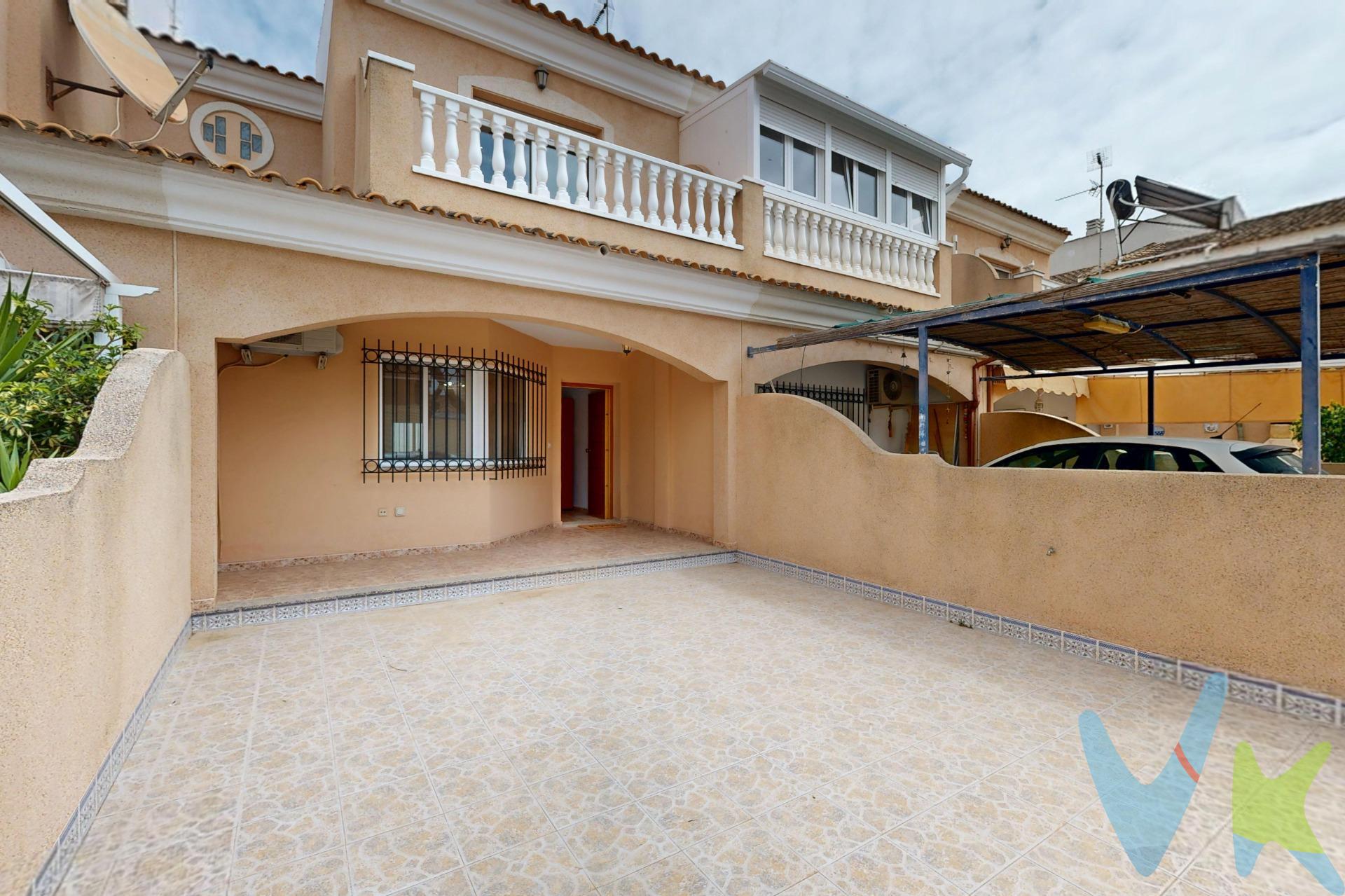 ¿Buscas un hogar donde quepan todos tus sueños? Este espectacular dúplex con orientación sur es una explosión de luz natural durante todo el año. Ubicado en una zona privilegiada que combina la tranquilidad de la vida de pueblo con la brisa del Mar Menor. Lo que te enamorará:. Espacio para todos: 4 amplios dormitorios (uno de ellos en planta baja para mayor comodidad). Exteriores que dan vida: Un jardín delantero de ensueño, perfecto para barbacoas inolvidables o para resguardar tu vehículo con total seguridad. Detalles que importan: Cocina independiente amueblada, patio funcional con ducha (ideal para cuando vuelves de la playa) y una terraza privada en la planta superior para tus momentos de relax. Con aire acondicionado, armarios empotrados y la calidez de un hogar listo para entrar a vivir. ¡Ven a desayunar al sol cada mañana!. Para finalizar, queremos ofrecerte una experiencia inmobiliaria basada en calidad, cercanía y profesionalidad. Al contactar con nosotros, actuaremos como intermediarios, evitando molestias a la propiedad y acompañándote en todo el proceso, facilitándote la información y documentación necesarias para una compra cómoda y sin complicaciones. A continuación, te informamos de los gastos de compra no incluidos en el precio, para garantizar un proceso claro y tranquilo:. PVP: 200.000€. No incluye gastos, impuestos y demás gastos que legalmente correspondan al comprador: ITP del 7,75% con carácter general; existen excepciones según normativa aplicable (1). Base imponible el mayor valor entre el precio de venta o el valor referencia catastral. Gastos Notaría y Registro: 7.260€ aprox. según complejidad y aranceles vigentes (2). Financiación: gastos de hipoteca, tasación y gastos bancarios a cargo del comprador, según su necesidad y elección. Servicio doble de intermediación: Honorarios inmobiliaria a cargo del comprador: 3% precio final, más IVA (21%), salvo acuerdo contrario tras negociación, no incluidos en PVP. Operación y condiciones de compraventa sujeta a aceptación expresa del vendedor. Para acceder a información y documentación legalmente exigible por el consumidor: gesprocasa.es/consumidor. (1) Para una información exhaustiva sobre el funcionamiento, tipos impositivos y bonificaciones del ITP en la Región de Murcia, puedes consultar el portal oficial de la Agencia Tributaria Autonómica en el siguiente enlace: agenciatributaria.carm.es/ITPAJD. (2) Tarifas notariales y registrales reguladas en Anexo I Del Real Decreto 1426/1989 y, Anexo I Del Real Decreto 1427/1989, respectivamente.