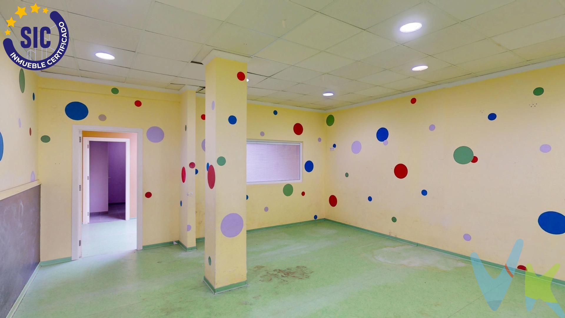 Local comercial de 135m2. Diáfano para distribuirlo interiormente como mas desees y poder instalar tu propio negocio. También cabe la posibilidad de promover un edificio para la construcción de 5 viviendas de 2 y 1 habitaciones con sus respectivos trasteros. Incluso puedes construir tu propia vivienda. En la parte superior hay terraza. !!!VEN A INFORMATE !!!!. Este inmueble es en exclusiva, con lo que le facilitamos cualquier información sobre la vivienda. Por este motivo, solicitamos no molesten al propietario, ocupantes de la propiedad o vecinos. El precio indicado puede sufrir variaciones. En todos los casos los precios expuestos son más impuestos y gastos derivados de la transmisión del inmueble. 