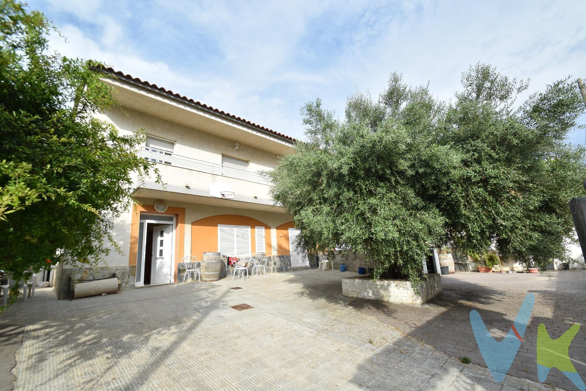 Casa en venta a los cuatro vientos con dos viviendas. Imagina un hogar donde la tranquilidad y la comodidad se encuentran a tan solo 5 minutos del bullicio de la ciudad. Esta increíble casa a los cuatro vientos, ubicada en una serena zona residencial, es el lienzo perfecto para tu nueva vida. Con una generosa parcela de 423 m², disfrutarás de un espacio exterior soñado: un encantador patio con jardín, una refrescante piscina para esos días tan calurosos del verano mediterraneo, y un anexo convertido en cocina de verano con barbacoa y duchas. Es el lugar ideal para encuentros con familia y amigos, juegos de niños o simplemente relajarte bajo un cielo casi siempre azul y despejado. Pero la verdadera joya está en el interior. Esta propiedad única ofrece dos viviendas independientes, lo que la hace perfecta para familias que buscan vivir juntas manteniendo su privacidad, o para quienes desean generar un ingreso extra. En la planta baja, una vivienda completa te recibe con un luminoso y moderno salón-comedor-cocina con isla de 32m², dos suites de ensueño, un dormitorios y una habitación trastero, como plus, cabe decir que se trata de una vivienda adaptada a silla de ruedas. Arriba, otra vivienda te sorprende con un espacioso salón-comedor con salida a terraza, una cocina funcional con salida a una segunda terraza de 32m² con vistas al mar, tres dormitorios y baño. Las dos viviendas están reformadas y listas para entrar a vivir. . ¿Necesitas más espacio? La propiedad incluye en la planta baja anexo exterior listo para convertirse en tu estudio, gimnasio o rincón de hobbies. Situada en una de las ciudades costeras más vibrantes y mejor comunicadas, a solo 30 minutos del aeropuerto y a 40 de Barcelona, esta casa es más que una propiedad; es la puerta a un nuevo estilo de vida. ¿Listo para descubrir tu futuro hogar? ¡Contáctanos y agenda tu visita hoy mismo!. (El precio no incluye impuestos (ITP, IVA y AJD), ni los gastos de notario ni los de registro.)
