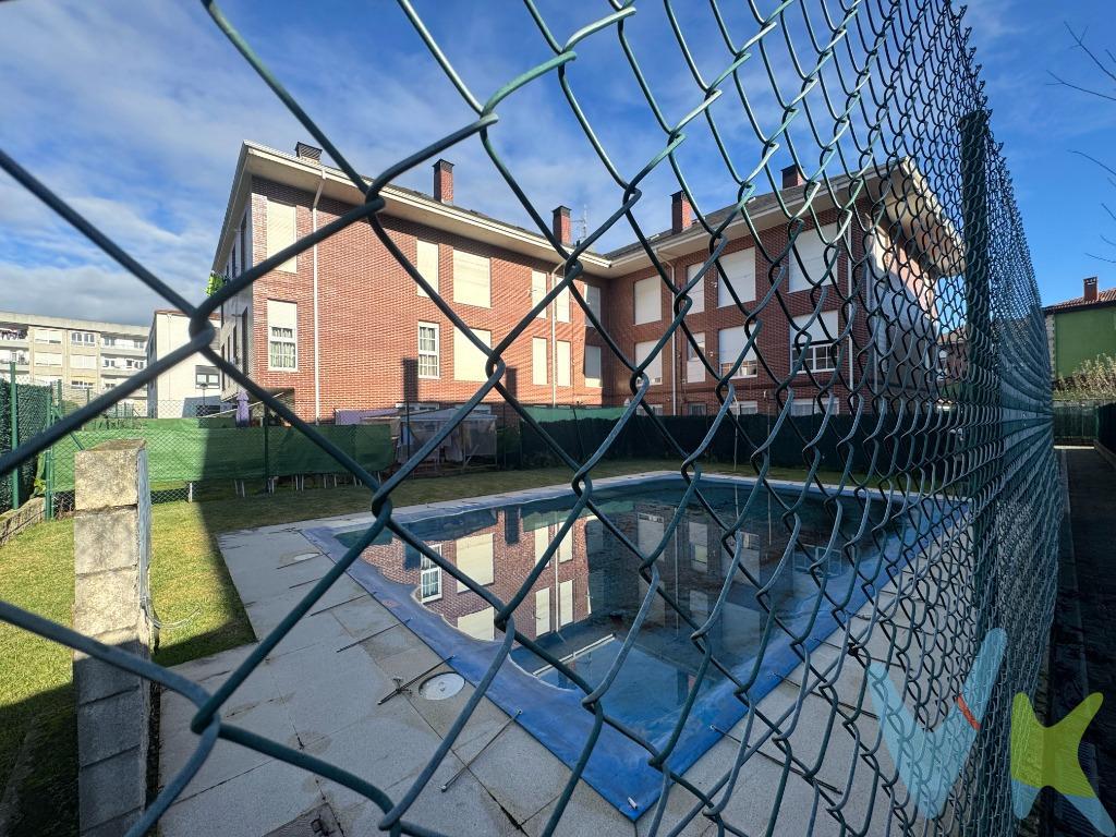 Piso de 2 habitaciones con garaje y piscina, en Los Corrales de Buelna. Descubre este magnífico piso en urbanización privada con piscina, ubicado en la tranquila y valorada zona de La Hoya, ideal tanto para vivir todo el año como para invertir en una segunda residencia con total garantía. La vivienda cuenta con dos amplias habitaciones, un baño completo, y se encuentra en perfecto estado de conservación, lista para entrar a vivir sin necesidad de reformas. Su distribución es cómoda y funcional, pensada para aprovechar cada metro cuadrado. Muy luminoso, gracias a su excelente orientación, ofrece un ambiente cálido y acogedor durante todo el día. El salón es perfecto para disfrutar en familia o con amigos, mientras que los dormitorios garantizan descanso y tranquilidad.  Incluye un garaje cerrado, un gran valor añadido, con acceso directo desde el ascensor hasta la planta del garaje, aportando máxima comodidad y seguridad en tu día a día. La urbanización dispone de piscina comunitaria, ideal para relajarte en verano sin salir de casa, y zonas comunes bien cuidadas que aportan calidad de vida.  Excelente comunicación:. Conexión por tren y autobús a pocos minutos. Acceso rápido y cómodo a la Autovía A-67, que conecta con Santander y la Meseta. Una ubicación estratégica, rodeada de servicios, naturaleza y tranquilidad, pero con todo a mano.  Un piso cómodo, luminoso y completo, en una urbanización con extras que marcan la diferencia. No dejes pasar esta oportunidad: calidad de vida, confort y buena inversión en un solo inmueble. Gastos de la transacción:. Compra sujeta al impuesto de Transmisiones Patrimoniales. El adquiriente deberá hacerse cargo del coste de la escritura y su inscripción en Registro de la Propiedad. 