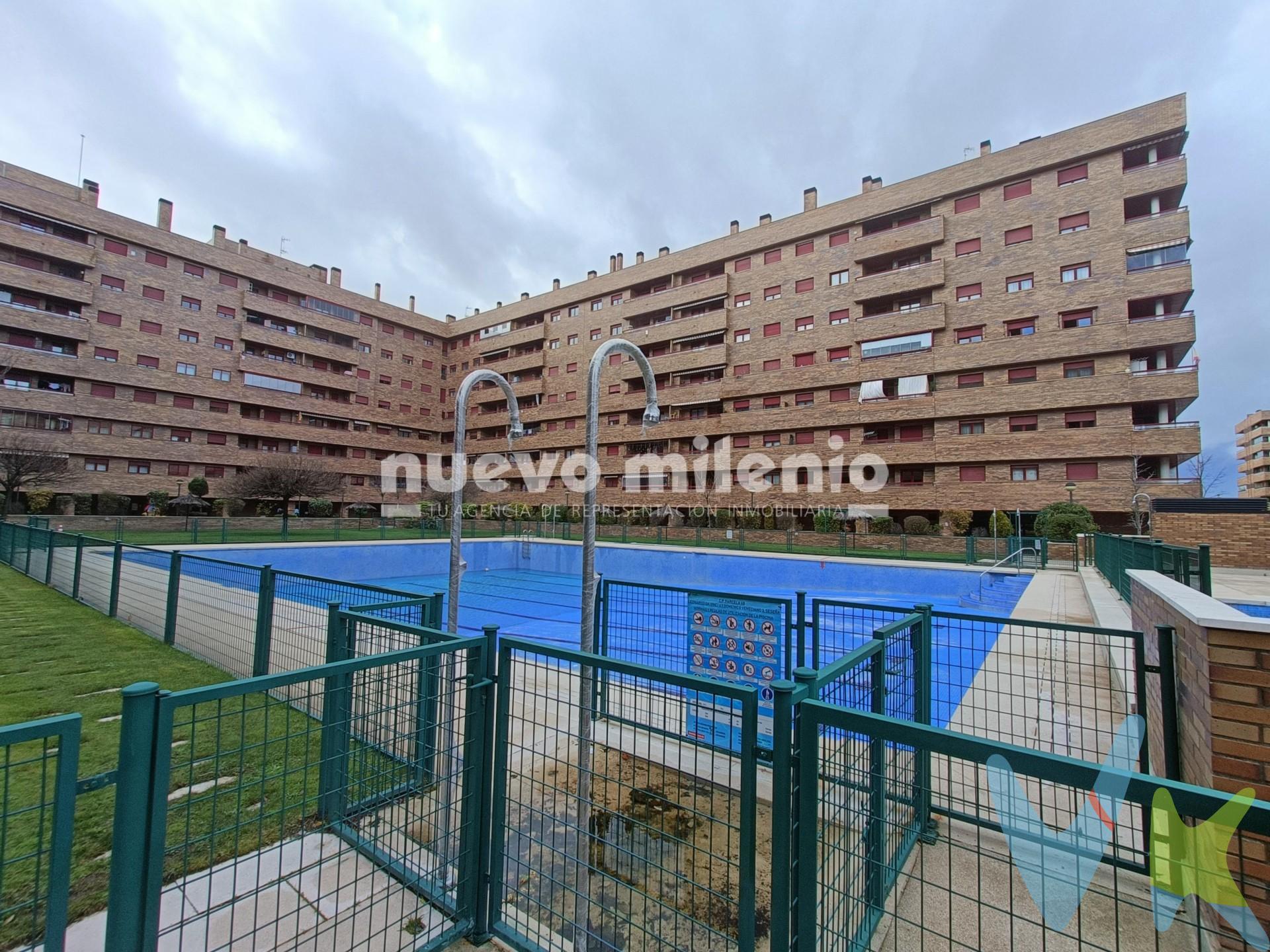 ¡OPORTUNIDAD INVERSORES!, con rentabilidad desde el primer día: la vivienda se vende ALQUILADA y el contrato de arrendamiento está vigente hasta el 22 de diciembre de 2026.

Magnífico piso de 2 dormitorios, situado en la calle Doménico Veneciano, en el residencial El Quiñón, una de las zonas más demandadas de Seseña. Ubicado en urbanización privada con excelentes zonas comunes, que incluyen conserjería, amplias zonas verdes, piscina, pista de pádel y zona infantil, ideal para disfrutar en familia.

Distribuido en hall de entrada, cocina independiente con tendedero, amplio salón con salida a estupenda TERRAZA  de 7 m², 2 dormitorios con armarios empotrados y 2 baños completos, uno de ellos con ventana y en suite en el dormitorio principal.

El precio de venta Incluye plaza de GARAJE y TRASTERO.

Las condiciones de la venta establecen que el comprador deberá abonar un importe adicional fijo del 1,5%, más 21% de IVA, sobre el precio publicitado.