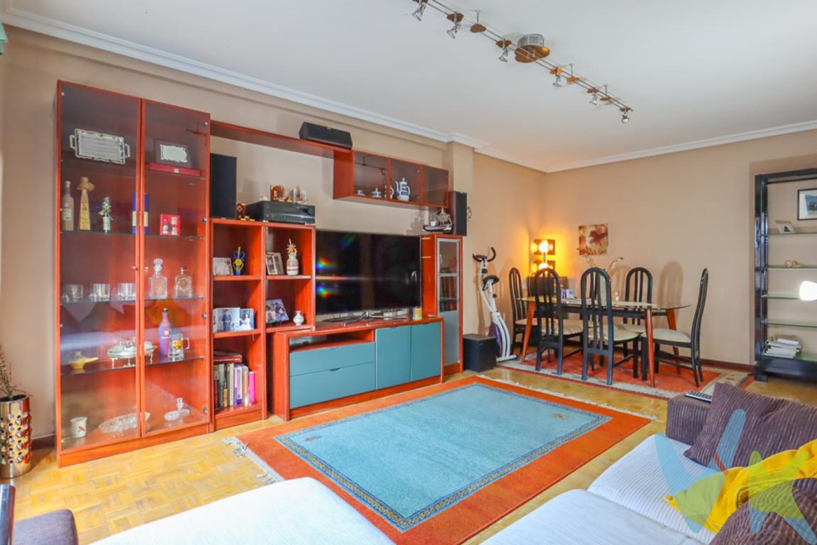 Si buscas un hogar donde sentirte a gusto desde el primer momento, este piso totalmente exterior en Colloto te va a sorprender.Nada más entrar, te recibe un agradable hall que da paso a un espectacular salón con una gran cristalera, un espacio lleno de luz donde disfrutar de cada momento del día. La vivienda cuenta con una cocina amplia y cómoda, perfecta para el día a día, además de dos baños completos.Dispone de tres dormitorios generosos, todos ellos muy luminosos, ideales tanto para familias como para quienes necesitan espacio extra para teletrabajar o desconectar.Uno de sus grandes puntos fuertes es el almacenaje: cinco armarios empotrados que te permitirán tener todo organizado sin renunciar al espacio. Su orientación sur-este garantiza luz natural durante todo el día, aportando calidez y bienestar.La ubicación es otro de sus grandes atractivos: perfectamente comunicado, con acceso rápido a autopistas, bus urbano directo a Oviedo y estación de tren a pocos pasos.Y todo ello en Colloto, una zona con vida propia, donde encontrarás todos los servicios: centro de salud, farmacias, comercios, bares, restaurantes y agradables zonas para pasear. Un entorno que combina tranquilidad y comodidad, ideal tanto para vivir como para invertir.El precio de venta no incluye impuestos ni gastos de compraventa (notaría, registro de la propiedad, gestoría, etc.). El comprador abonará a la agencia inmobiliaria honorarios por servicios de asesoramiento y gestión del 2 % del precio de venta + IVA, no incluidos en el precio de venta indicado.El consumidor tiene derecho a solicitar a la agencia inmobiliaria información y documentación adicional relativa al inmueble y a las condiciones de la compraventa. Cualquier compraventa y sus condiciones quedan sujetas a la aceptación expresa del vendedor del inmueble y a la posterior formalización del correspondiente contrato.El presente anuncio tiene carácter meramente informativo y no contractual, pudiendo la información mostrada variar o actualizarse.El precio de venta no incluye impuestos ni gastos de compraventa (notaría, registro de la propiedad, gestoría, etc.). El comprador abonará a la agencia honorarios por servicios de asesoramiento y gestión del 2 % del precio de venta + IVA, no incluidos en el precio de venta indicado.El consumidor tiene derecho a solicitar a la agencia inmobiliaria información y documentación adicional relativa al inmueble y a las condiciones de la compraventa. Cualquier compraventa y sus condiciones quedan sujetas a la aceptación expresa del vendedor del inmueble y a la posterior formalización del correspondiente contrato.El presente anuncio tiene carácter meramente informativo y no contractual, pudiendo la información mostrada variar o actualizarse.
