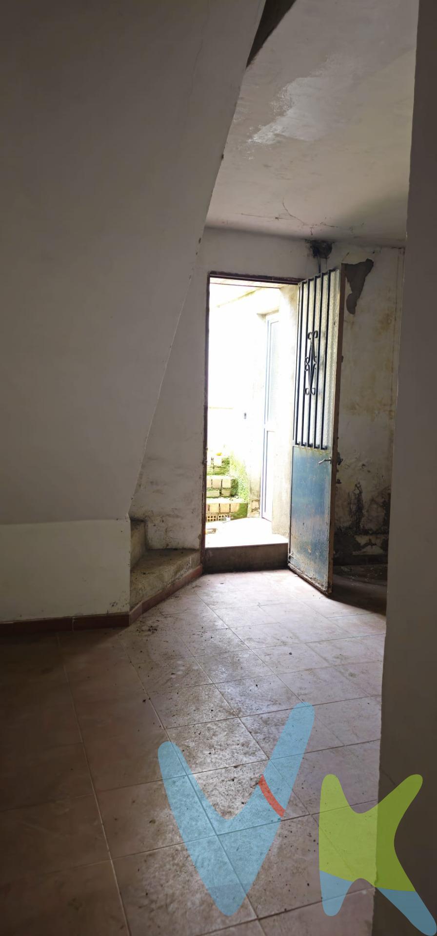 Gran oportunidad, casa de pueblo para reformar en Almadén de La Plata!!!. Vivienda con muchas posibilidades. Dispone de 131m2 distribuidos en dos plantas. Consta de gran patio y primera planta con soberao y techos con vigas de madera. Reformela a su gusto y disfrute de una segunda residencia en la Sierra Norte de Sevilla. Solicite más información si compromiso!!. SE VENDE SIN AMUEBLAR. Informamos a nuestros clientes que el precio de venta no incluye lo siguiente: Honorarios de la agencia inmobiliaria, Impuestos (I.T.P., I.V.A. o A.J.D., en su caso) ni otros gastos de la compraventa (gastos de Registro de la Propiedad, Notaría, Gestoría ni de posible Financiación). Documento F.I.S. a disposición del consumidor según Decreto 218/2005 Junta de Andalucía.