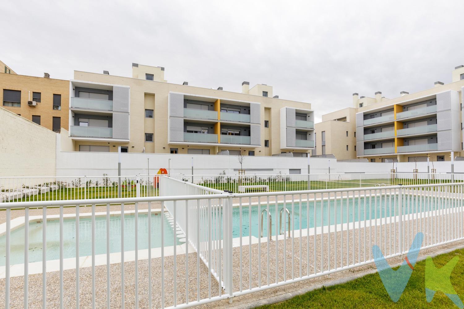 ¡Venta de piso a estrenar!. Te presentamos este exclusivo piso en el Residencial Baleares, ubicado en Casetas, muy próximo a Zaragoza, ideal para quienes buscan comodidad, espacio y calidad. - 3 dormitorios amplios. - Salón con cocina integrada de 33 m². - Terraza tipo solárium privada en la planta superior, perfecta para disfrutar del aire libre y las vistas. - Excelentes calidades en todos los acabados. - Urbanización con piscina y zonas comunes para el disfrute de toda la familia. - Plaza de garaje amplia y trastero incluidos. Una oportunidad única para estrenar tu hogar en una zona tranquila y bien comunicada. ¡Llámenos para ampliar informacion y solicitar visita!