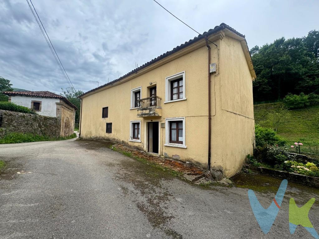 ¿Buscas una casa con encanto en plena naturaleza, bien comunicada y con múltiples posibilidades? Esta vivienda en el centro del valle de Anievas es justo lo que estás buscando. Ubicación privilegiada:. Situada en un entorno natural espectacular, rodeada de montañas, praderas y tranquilidad absoluta. A solo 5 minutos de Arenas de Iguña, con acceso cómodo y buenas comunicaciones, perfecta tanto como primera residencia, segunda vivienda o inversión rural.  Distribución de la casa. La casa, de dos plantas, ofrece una base sólida y espacios generosos para adaptarla a tu gusto:. En  Planta baja:.   - Hall de entrada.   - Salón acogedor.   - Cocina independiente.   - Baño completo.   - Acceso a antigua cuadra con muchas posibilidades (taller, zona de ocio, bodega, etc.).   - Escalera a la planta superior.  Primera planta:.    - 3 habitaciones amplias.    - 2 balcones con vistas despejadas al entorno natural.  Características destacadas:.     Vivienda amplia, con estructura sólida. Ideal para reforma personalizada, en una zona tranquila, rodeada de naturaleza. En un entorno perfecto para senderismo, desconexión y vida rural. Ven a visitarla y descubre todo su potencial. Gastos de la transacción: . Compra sujeta al Impuesto de Transmisiones Patrimoniales. El adquiriente deberá hacerse cargo del coste de la escritura y su inscripción en el Registro de la Propiedad.