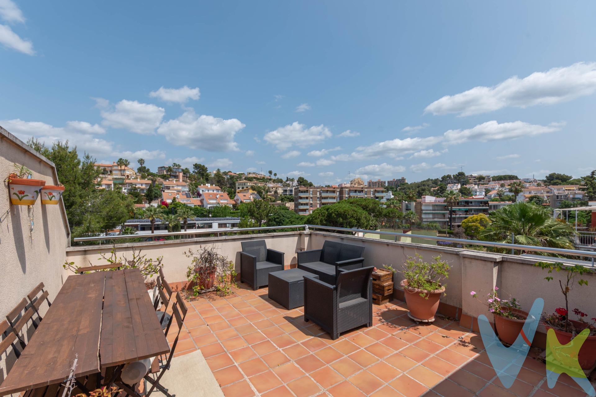 Ideal inversión, excelente oportunidad en Sitges! Ático en la zona de Vallpineda con impresionantes vistas despejadas a la urbanización, actualmente hay un contrato en vigor que finaliza en agosto 2026. La propiedad cuenta con un luminoso salón-comedor, cocina equipada con electrodomésticos, baño completo y dos dormitorios, uno doble y otro individual, ambos con armarios empotrados. Además, dispone de un solárium privado de 15 m² y un amplio cuarto lavadero con lavadora y secadora. . Incluye una plaza de parking adecuada para coche grande, motos y bicicletas. . Aire acondiconado en pasillo distribuidor y calefacción de gas por radiadores. La finca dispone de ascensor. La finca, de pocos años de antigüedad, cuenta con ascensor y acceso a la piscina comunitaria de Vallpineda. ¡No pierdas la oportunidad de visitarlo y descubrir todo lo que ofrece!.  . El precio no incluye impuestos ni gastos de compraventa. En viviendas de segunda mano debe añadirse el ITP correspondiente, y en obra nueva, el IVA y AJD. También deben contemplarse los gastos de notaria y registro. REF.09578RM.  . 