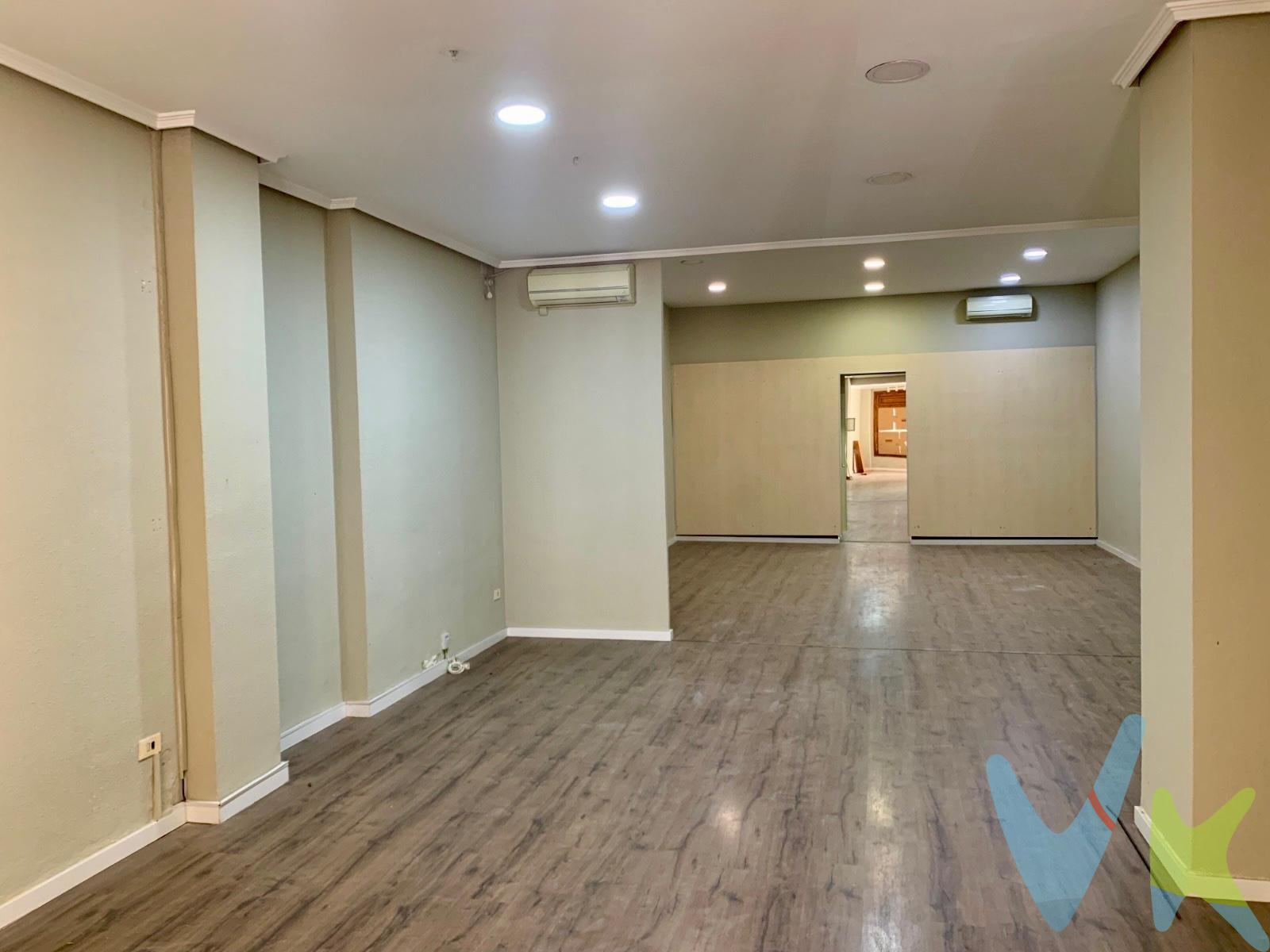 Magnífico local comercial en venta en Nules, amplio, luminoso y en una ubicación inmejorable. Se pone a la venta este excelente local comercial de 138 m²  situado en una de las zonas más consolidadas y transitadas de Nules, rodeado de comercios, servicios y con un constante paso de peatones y vehículos, lo que garantiza máxima visibilidad y proyección para cualquier tipo de negocio. El local destaca por su gran amplitud y versatilidad, permitiendo múltiples posibilidades de distribución y adaptación según la actividad que se desee desarrollar: comercio, oficina, clínica, centro de servicios o inversión. Su escaparate frontal aporta una gran entrada de luz natural y es ideal para exhibir productos o reforzar la imagen corporativa del negocio, convirtiéndose en un auténtico reclamo comercial. En su interior, el inmueble se encuentra en muy buen estado, listo para comenzar la actividad sin necesidad de reformas. Dispone de un baño completo, un almacén independiente que facilita la organización y el almacenaje, y cuenta con aire acondicionado, asegurando un ambiente cómodo y agradable durante todo el año tanto para clientes como para trabajadores. Gracias a sus 138 m² bien aprovechados, su ubicación privilegiada y sus excelentes características, este local representa una oportunidad única de inversión para quienes buscan un espacio amplio, funcional y con gran potencial de rentabilidad en Nules. Un local que lo tiene todo: tamaño, ubicación, visibilidad y estado de conservación. Ideal para dar forma a tu próximo proyecto comercial o profesional. Los Impuestos, gastos de notaría, registro de la propiedad y honorarios de inmobiliaria no incluidos en el precio publicado. INMUEBLE CERTIFICADO DESDE ASICVAL (Asoc. Inmobiliarias Com. Valenciana) POR CASATUYA (Agente Certificador Homologado). El activo se encuentra en Nules población costera de 13.000 habitantes. Nules se encuentra muy bien comunicada y ubicada a poca distancia de las dos capitales de provincia, a 18 Km de Castellón de la Plana ya 55 Km. de Valencia. Con fácil accesibilidad a la vías: CV-10, la nacional 340, la autopista AP-7 y la CV-18. Además, se puede acceder por carreteras secundarias que unen la ciudad con las localidades vecinas. Ferrocarril: es un acceso cómodo tanto desde Valencia como desde Castellón, ya que la estación de RENFE se encuentra ubicada en el centro de la ciudad. Servicios de transporte: frente a la estación de ferrocarril, Nules dispone de servicios de taxi y de autobús urbano.