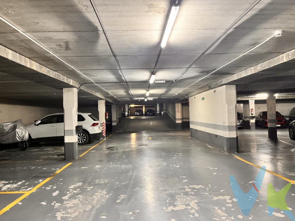 En Puerto de Somiedo,en el Poligono de PumarinPonemos a la venta esta espectacular plaza de garaje de 5 metros de largo por 3 de ancho, con un fantástico acceso y muy buena maniobra, para cualquier tamaño de coche o incluso coche y moto. El precio no incluye el impuesto de transmisiones patrimoniales ni los gastos de notaría y registro.