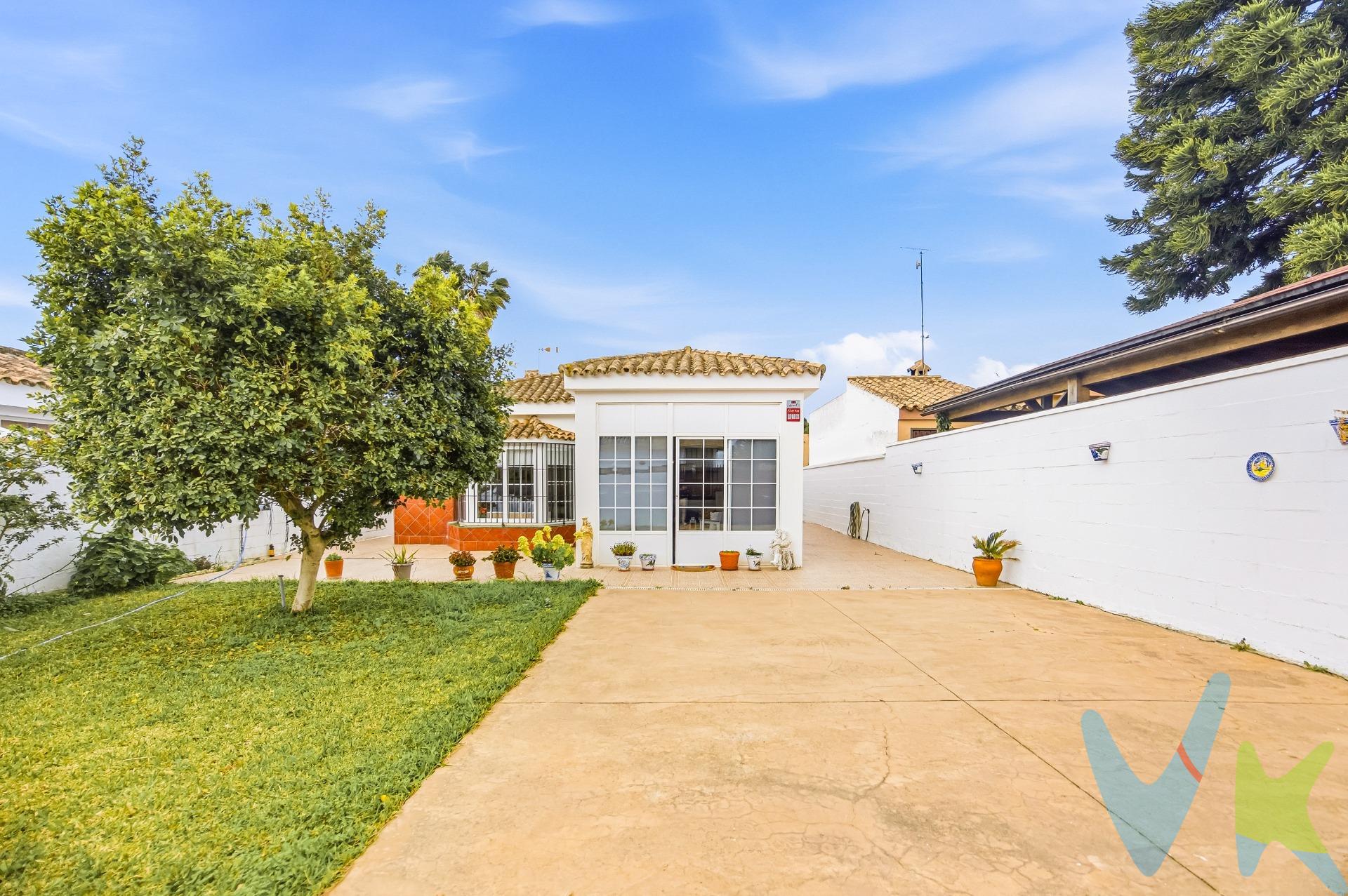 ¡Bienvenido a tu nuevo refugio! 🌞 Este encantador chalet está listo para recibirte con los brazos abiertos en la tranquila zona de Los Gallos, ¡en el corazón de Chiclana de la Frontera! Con una superficie construida de 111 m², cuenta con un luminoso salón que conecta perfectamente con tres acogedoras habitaciones: una doble y dos sencillas. 🛏️✨ ¿Y qué decir del baño? Es como tener un spa privado 🚿💦. Pero eso no es todo; sal al exterior y disfruta cocinando deliciosas parrilladas en su barbacoa cubierta 🍖🌳 mientras te relajas bajo el sol. La urbanización bien mantenida donde se encuentra ofrece fácil acceso a autobuses 🚍, colegios 📚, centros comerciales 🛒y hospitales ⚕️. Imagina las vistas abiertas 👀 desde aquí… ¡Perfecto para disfrutar cuando los peques juegan cerca 🎠! No lo pienses más y ven a vivir esta experiencia familiar única donde cada rincón invita al descanso 🤗. Comercializamos este inmueble en exclusiva, lo que le garantiza el acceso a toda la información y un servicio de calidad. En cumplimiento del Decreto de la Junta de Andalucía 218/2005 del 11 de Octubre, se informa al cliente que los gastos notariales, registrales, honorarios, ITP y otros gastos inherentes a la compraventa no están incluidos en el precio. Igualmente disponemos de un Seguro de Caución para garantizar las cantidades entregadas a nuestra Agencia en concepto de Reserva y/o Arras. impuestos y gastos de la compraventa. El comprador puede consultar de forma oficial los impuestos aplicables (ITP, AJD, etc.) en la web de la Junta de Andalucía:. https://www.juntadeandalucia.es/organismos/economiahaciendayfondoseuropeos/areas/tributos-juego/tributos/paginas/impuestos-cedidos-transmisiones.html. Si tiene cualquier duda sobre los gastos de la compraventa, llámeno y estaremos encantados de asesorarle de forma clara y personalizada.