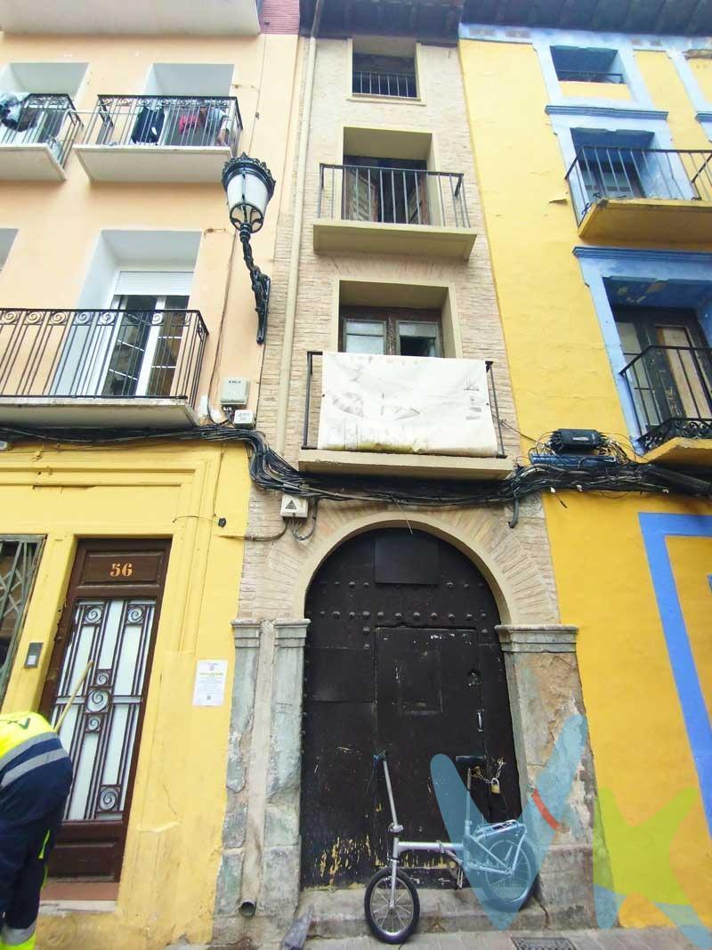 ¡Oportunidad de inversión en el centro histórico de Zaragoza!. Se vende edificio completo para rehabilitar íntegramente, situado en calle San Pablo, junto a la iglesia de San Pablo, próxima a la Plaza del Pilar y perfectamente conectada con el resto de la ciudad. Características del inmueble:. Superficie construida total: 457 m². Distribuido en 5 plantas, con múltiples posibilidades de redistribución:. Planta baja: 2 almacenes (6 m² y 68 m²). Planta principal: Vivienda de 59 m². 1ª planta: Vivienda izquierda de 21 m² y derecha de 68 m². 2ª planta: Izquierda 21 m², centro 31 m², derecha 35 m². 3ª planta: Izquierda 21 m², centro 42 m², derecha 25 m². 4ª planta: Vivienda de 60 m². Ideal para promotores, inversores o particulares que deseen transformar el inmueble en apartamentos turísticos, viviendas de alquiler o un edificio residencial moderno en una ubicación privilegiada. Para reformar completamente.