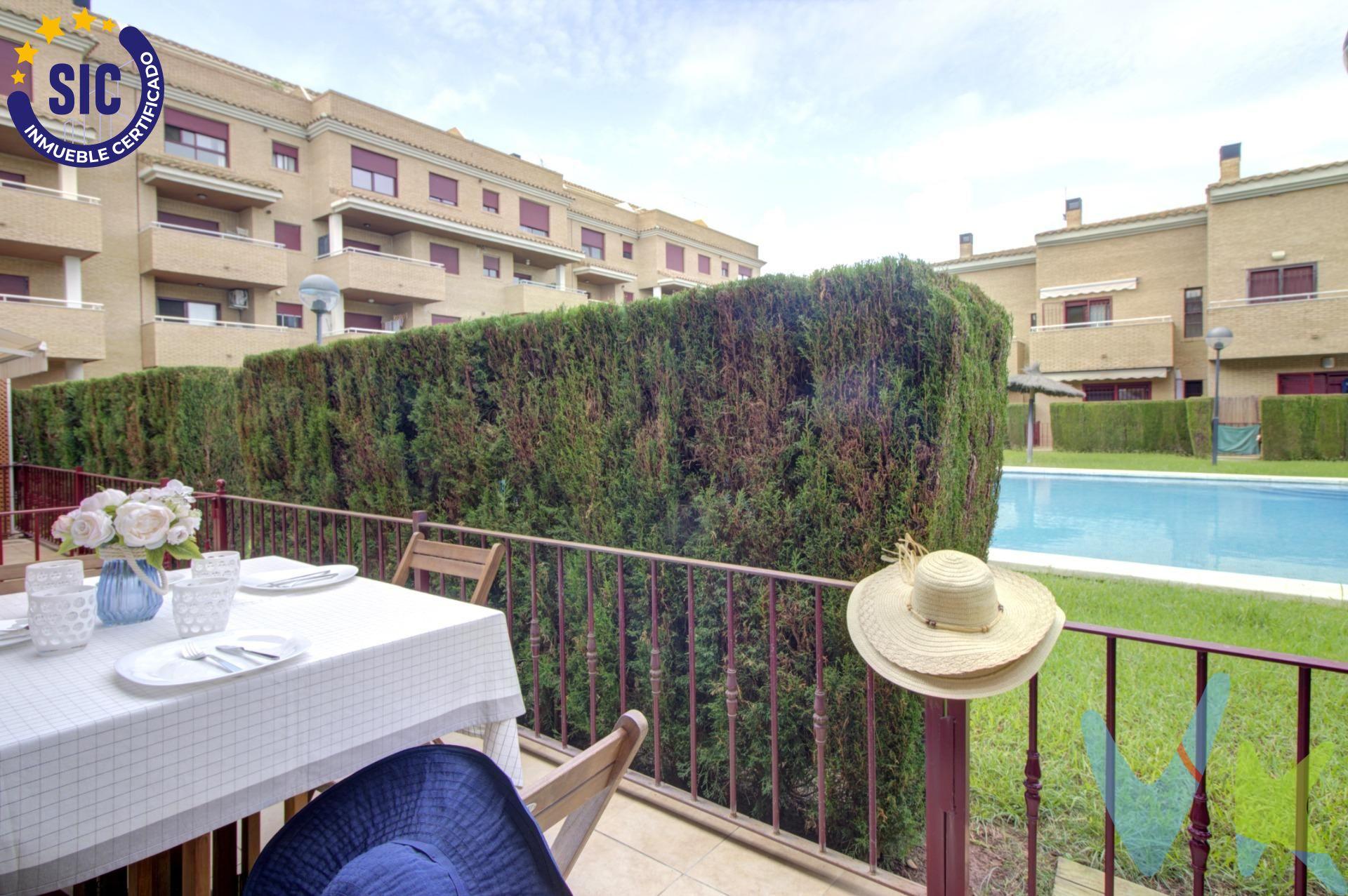 Descubre este impresionante adosado en la encantadora Playa de Casablanca, situado en el corazón del casco antiguo. Esta propiedad destaca por su ubicación privilegiada a solo 300 metros del mar y forma parte de una urbanización que ofrece piscina comunitaria y parking privado para tu comodidad. Atrae tus sentidos con sus cuatro terrazas; disfruta del sol matutino en la terraza frontal o relájate al atardecer en la trasera con acceso directo a la piscina. En la planta principal encontrarás un acogedor salón integrado con cocina ideal para compartir momentos inolvidables, acompañado por un práctico aseo. La primera planta alberga dos amplias habitaciones luminosas y un baño completo perfecto para toda tu familia. Pero eso no es todo: subiendo a la buhardilla podrás crear ese espacio soñado como dormitorio extra, oficina o sala de juegos - ¡las posibilidades son infinitas!. Además también podrás disfrutar de otra terraza. Y hemos dejado para el final sus extras que te harán la vida un poco más fácil si cabe como aire acondicionado, toldos, mosquiteras o armarios empotrados, sin olvidar la barbacoa para gozar de todo esto con tus seres queridos. No pierdas esta oportunidad única de vivir junto al mar. Si lo necesitas, te ayudamos con la financiación. Los impuestos, gastos de notaría, registro y honorarios de agencia no están incluidos en el precio de venta. Para mayor seguridad en la compraventa, todas nuestras viviendas poseen FICHA DE CERTIFICACIÓN DE INMUEBLES registrada por la Asociación de Inmobiliarias de la Comunidad Valenciana ASICVAL. Antes de comprar o de entregar las arras, pida el Certificado de la vivienda para estar seguro y tranquilo sobre la situación legal, urbanística y de cargas de la misma. RK ESTAÑOL, mercantil Inmobiliaria Quasablanqua, SL, está inscrita en el Registro de Agentes de Intermediación Inmobiliaria de la Comunidad Valenciana RAICV con el número de registro 1511. El barrio marítimo de Almenara, conocido como Casablanca, tiene una playa galardonada con Bandera Azul y todos los servicios para vivir todo el año, como farmacia, supermercado, restaurantes y centro de salud. A solo cuatro kilómetros, el pueblo de Almenara ofrece más servicios, incluyendo escuelas y tiendas. Todos los domingos, un mercado ambulante se instala en el paseo marítimo, que recorre los tres kilómetros y medio de playa compuesta por grava y arena dorada, con acceso para personas con movilidad reducida. Durante el verano, se celebran ferias comerciales, gastronómicas y actividades deportivas. Almenara, bien comunicada con Valencia y Castellón, se sitúa en la falda de la montaña del castillo, rodeada de campos de naranjos. 