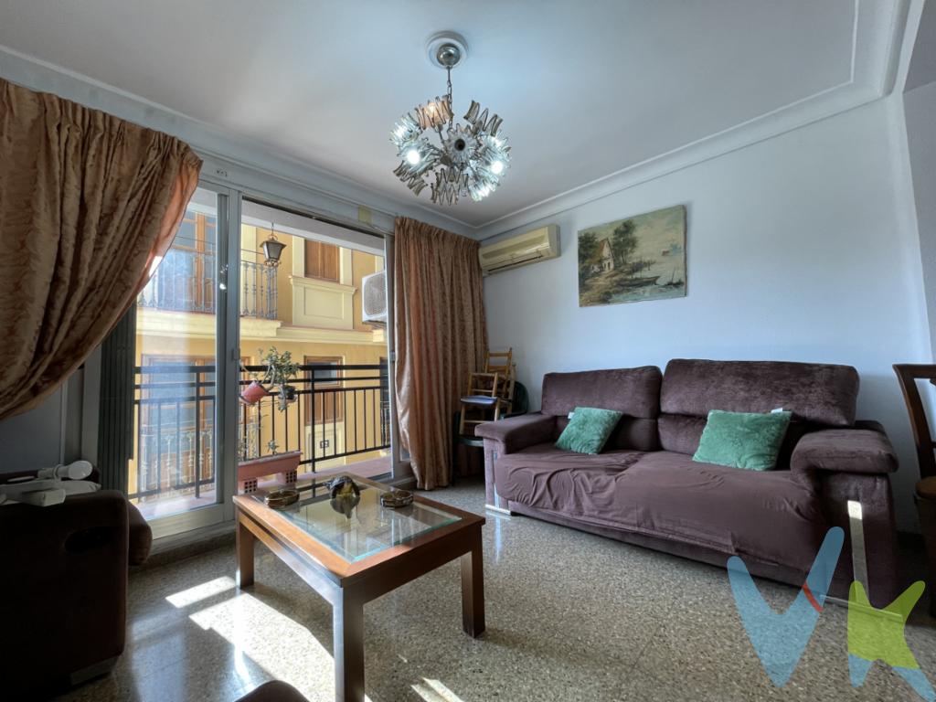 Si pensabas que ya no había pisos amplios a la venta disponibles en el Carmen, venimos a contarte que hemos encontrado uno para ti. Esta vivienda de aproximadamente 131 m2 construidos según escritura, conserva la distribución original, pero te ofrece múltiples opciones para una reforma. Desde el amplio hall de entrada, se distribuye a un lado en la zona de estar: un salón comedor con salida a balcón. Del otro lado nos encontramos con una cocina con galería, cuatro dormitorios (uno de ellos doble y con una espléndida armariada) y dos baños. Cuenta, además, con dos espacios de almacenaje extra. Existe la posibilidad de comprar una plaza de garaje en proximidad por precio aparte de 40.000 . La finca, a un paso de los incomparables Jardines del Turia, dispone de ascensor. Cercano a colegios, mercado, polideportivo e importantes espacios culturales, tales como el IVAM o la Beneficencia. En resumen, un piso amplio, magníficamente ubicado y listo para plasmar la reforma de tus sueños. No lo dudes y llámanos, te atenderemos encantados. El precio del inmueble no incluye los honorarios de la agencia, que ascienden al 3% del precio final del inmueble más su IVA correspondiente, ni los gastos de Notaría y Registro de la Propiedad (que están sujetos a aranceles y varían dependiendo del precio de escrituración), ni los impuestos (que en la Comunidad Valenciana varían dependiendo del precio del inmueble y de las características personales del comprador).*Este anuncio tiene carácter meramente informativo.De haber un plano, este será puramente orientativo y no vinculante.