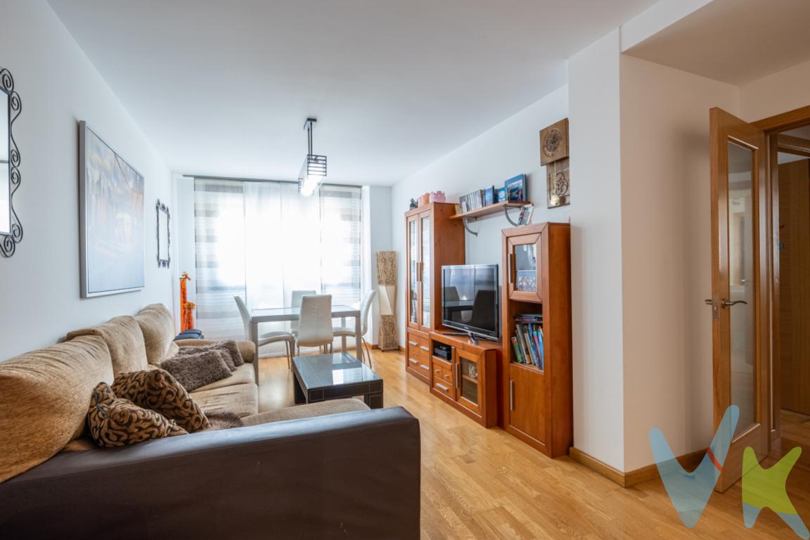  ¡Descubre tu próximo hogar en el corazón de Oviedo! Presentamos este encantador piso en venta, ubicado en la codiciada zona de Ciudad Naranco, perfecto para quienes buscan la combinación ideal de confort y estilo. Situado en la segunda planta de un edificio moderno, construido en 2010, este inmueble promete satisfacer todas tus necesidades residenciales.Con una superficie de 67,74 metros cuadrados útiles y 78 metros construidos, este piso consta de cocina con un amplio tendedero, dos dormitorios ,  dos cuartos de baño  , uno de ellos en suite y un amplio salón de paso compuesto, la orientación del piso le permite disfrutar de la luz solar prácticamente todo el día.El edificio cuenta con  ascensor que facilita el acceso, proporcionando comodidad y eficiencia en el día a día. Además, la oferta se complementa con una plaza de garaje, una característica invaluable en una ciudad dinámica como Oviedo. Podrás guardar tu vehículo con total seguridad, añadido que se suma al atractivo de esta propiedad. Cuenta también con  un amplio trastero..Ubicado en la zona mas moderna de Ciudad Naranco , un lugar tranquilo y agradable, con zonas verdes hacia un lado y, hacia el otro, el centro neurálgico de Oviedo a un solo paso. el piso ofrece acceso a una variedad de servicios esenciales. Desde supermercados y centros educativos, hasta parques y servicios de transporte público: todo está a un paso de distancia. ¡Esto añade un valor inigualable a la propiedad!Aprovecha la oportunidad de poseer una vivienda en un barrio que combina lo mejor de la vida urbana con la tranquilidad y seguridad que buscas. Ciudad Naranco es conocida por su ambiente acogedor y su comunidad vibrante, ideal para familias, parejas jóvenes o profesionales que desean establecerse en un entorno cómodo y accesible.Este inmueble esta calificado como VPA si esta interesado, consulte sin ningún compromiso las condiciones de compra.Lo invitamos a descubrir todo lo que esta propiedad tiene para ofrecer. Contáctenos para agendar una visita, y permita que esta cálida y moderna vivienda sea su próximo hogar. ¡Estamos seguros de que quedará encantado con esta oferta! 