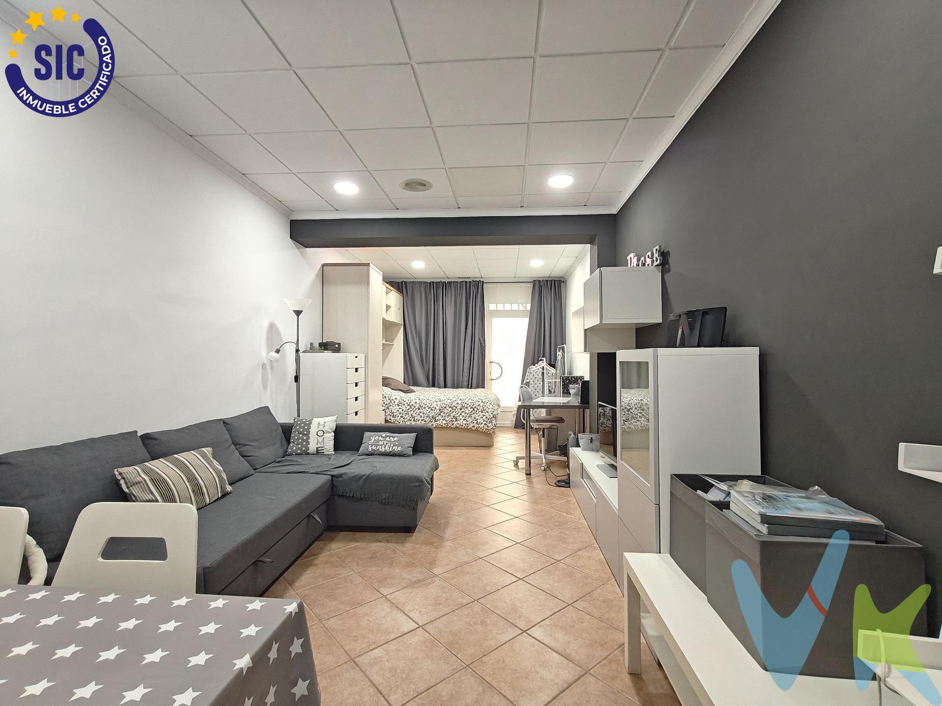 Una vivienda versátil en una de las mejores zonas de Carcaixent. Lo mejor de esta propiedad en la Calle Mestre Giner es que se trata de una casa con estructura sólida, lista para adaptarse a tus proyectos. Alta rentabilidad. Ya dispone de un estudio listo para entrar, con cocina, baño y zona de estar y descanso. Se pueden crear fácilmente tres estudios con entradas independientes desde el amplio patio interior que a la vez es el acceso para vehículos desde la calle. Una calle ancha con facilidad de maniobra para entrada y salida. Además su potencial de crecimiento es alto puesto que la estructura está adecuada para poder ampliar con más alturas hasta lo permitido por las normas urbanísticas de Carcaixent y así poder obtener mayor rentabilidad. . Su ubicación es estratégica, ubicada en el mismísimo corazón de Carcaixent te permite disfrutar, al mismo tiempo, de la máxima tranquilidad de la zona y de los mejores servicios que se encuentran a un paso de la vivienda. El Mercado Municipal, el Ayuntamiento, colegios, farmacias, tiendas y zonas de ocio. . Ideal tanto para inversores que buscan alquiler múltiple como para familias que necesitan espacios independientes y seguros. VENTA:. PVP 189.900€.  Gastos e impuestos no incluidos en el precio. La compra conlleva impuestos y gastos de formalización para el comprador. A título orientativo se informa que en segundas transmisiones el ITP con carácter general en  Valencia es del 10%, pudiendo existir otros tipos impositivos atendiendo a las circunstancias  personales del comprador u otras circunstancias previstas legalmente. Base imponible del impuesto el mayor valor entre el precio de compraventa, la tasación o el valor de referencia catastral. En cuanto a los gastos de notaría y registro, en su caso,  suelen oscilar aprox; entre 1,5% y 2,5% (aranceles variables según precio, n.º de copias y complejidad). El comprador elige notario. Si el comprador precisase de hipoteca: tasación, condiciones y costes bancarios serán según entidad elegida por el comprador, así como los gastos de gestoría, y cualesquiera otros gastos inherentes a la formalización de la compraventa que legalmente correspondan a la parte compradora, salvo pacto expreso en contrario con el vendedor. El consumidor tiene, conforme a la normativa vigente, a su disposición información y documentación adicional relativa al inmueble y condiciones de la compraventa, que podrá ser consultada en C/Joaquín Costa 4, bajo 46005 Valencia o urbe2@remax.es. Honorarios de mediación inmobiliaria a cargo del  COMPRADOR: (3% del precio final de venta más IVA (21%), salvo otro pacto.); y de VENDEDOR (según acuerdo con el mismo). . Se informa al consumidor que la agencia actúa como intermediaria inmobiliaria en la operación, estando cualquier eventual compraventa y sus condiciones sujeta a la aceptación expresa del propietario-vendedor y a la posterior formalización del correspondiente contrato.