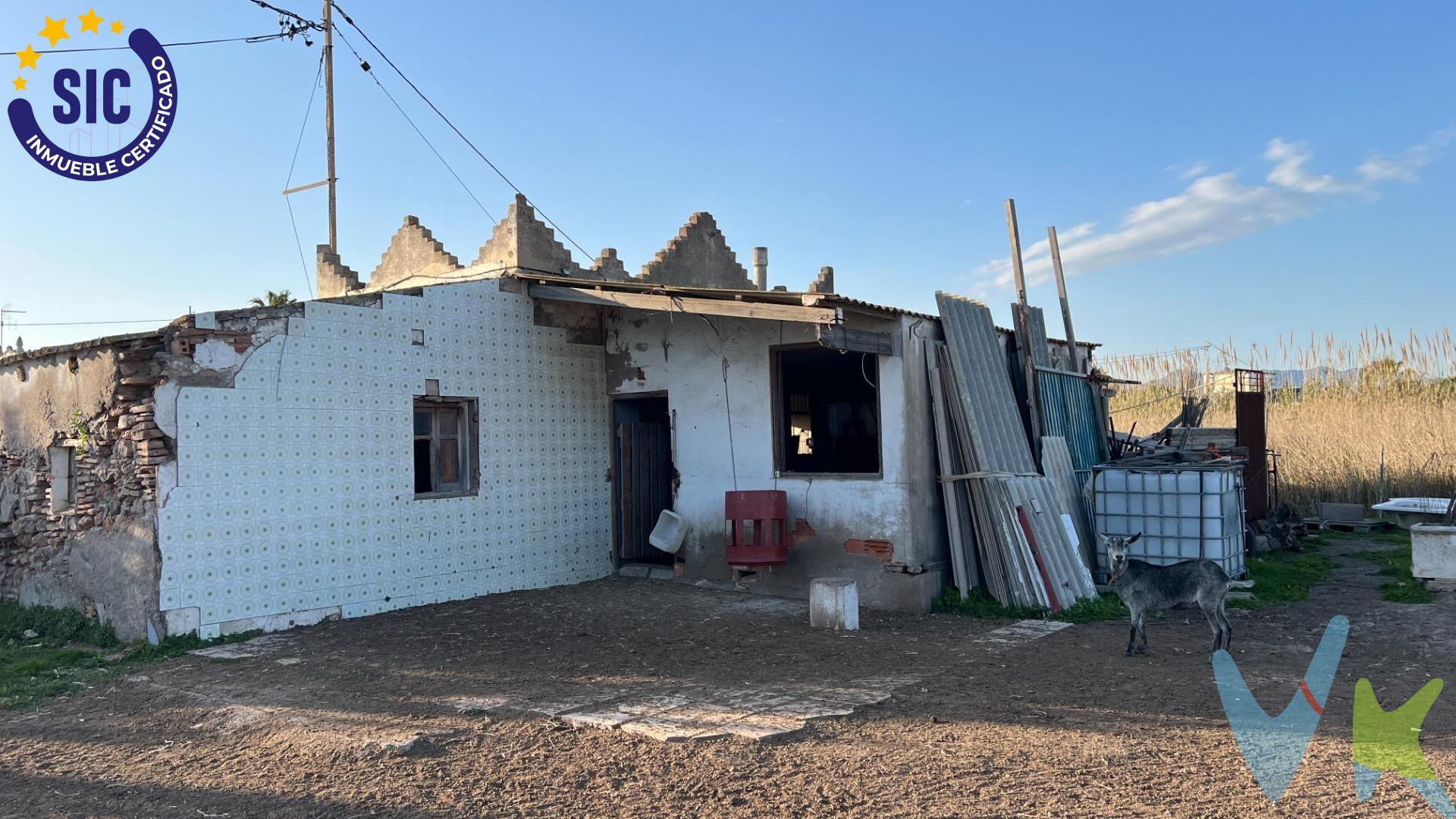 ¡Descubre esta increíble oportunidad en Castellón! Ubicada en la tranquila Partida Almalafa, esta casa con terreno es ideal para quienes buscan un proyecto renovador. Con una superficie construida de 83 m² y un amplio terreno que abarca casi 6,000 m², tendrás el espacio perfecto para dar rienda suelta a tu creatividad. Aunque necesita reformas completas y actualmente no cuenta con suministro eléctrico ni agua potable, esto te da la libertad de diseñarla a tu gusto desde cero. La propiedad se orienta hacia el este lo que permite disfrutar del sol cada mañana; además tiene dos habitaciones dobles listas para transformarse en acogedoras estancias según tus necesidades personales o familiares. A tan solo unos pasos del mar (100 metros), imagina vivir aquí rodeado por naturaleza y tranquilidad mientras creas el hogar soñado lejos del bullicio citadino pero cerca suficiente para acceder rápidamente a todos los servicios necesarios. No lo dudes y llámame cuanto antes.