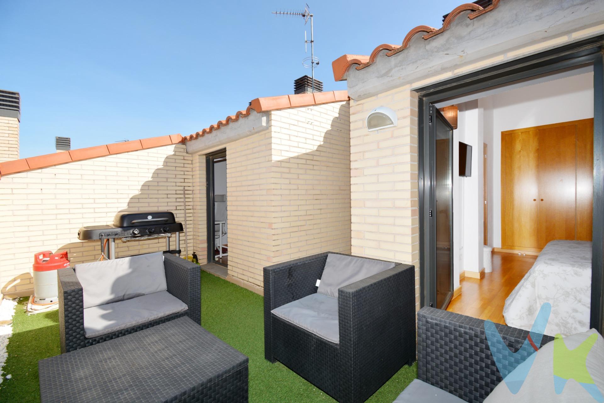 DUPLEX CON GARAJE PARA 2 VEHICULOS EN LA MUELA - C/ FEDERICO GARCIA LORCA. FINCA DE 2008 en muy buen estado de conservación. No necesita actualizaciones. Vivienda de 2 plantas con acceso desde la 2ª planta. PLANTA PRIMERA. - Salón. - Cocina independiente y equipada. - Terraza de casi 10 m² útiles (con salida desde salón y cocina). - Aseo. PLANTA SEGUNDA. - 2 Dormitorios. - Baño completo. - Terraza de 11.5 m² útiles tipo ático (con acceso desde ambos dormitorios y pasillo). La calefacción es individual a gas. Las paredes están completamente alisadas. Puertas de roble, suelos de tarima flotante y baldosa en cocina y baños, ventanas de aluminio climalit. La puerta de entrada es blindada. Ascensor a cota cero con acceso directo a garaje. ¡¡GARAJE EN LA MISMA FINCA INCLUIDO, PARA 2 VEHICULOS!!. Si necesitas financiación, no dudes en consultar con nosotros. Tenemos los mejores profesionales. ¡¡SI ESTAS BUSCANDO LA TRANQUILIDAD DE LOS ALREDEDORES DE ZARAGOZA, ESTE ES TU INMUEBLE!!. NO TE PIERDAS NUESTRO REPORTAJE FOTOGRAFICO Y EL TOUR 360º QUE TENEMOS PREPARADO PARA TI. BUSCAMOS SOLUCIONES🏡,. ENCONTRAMOS HOGARES💙