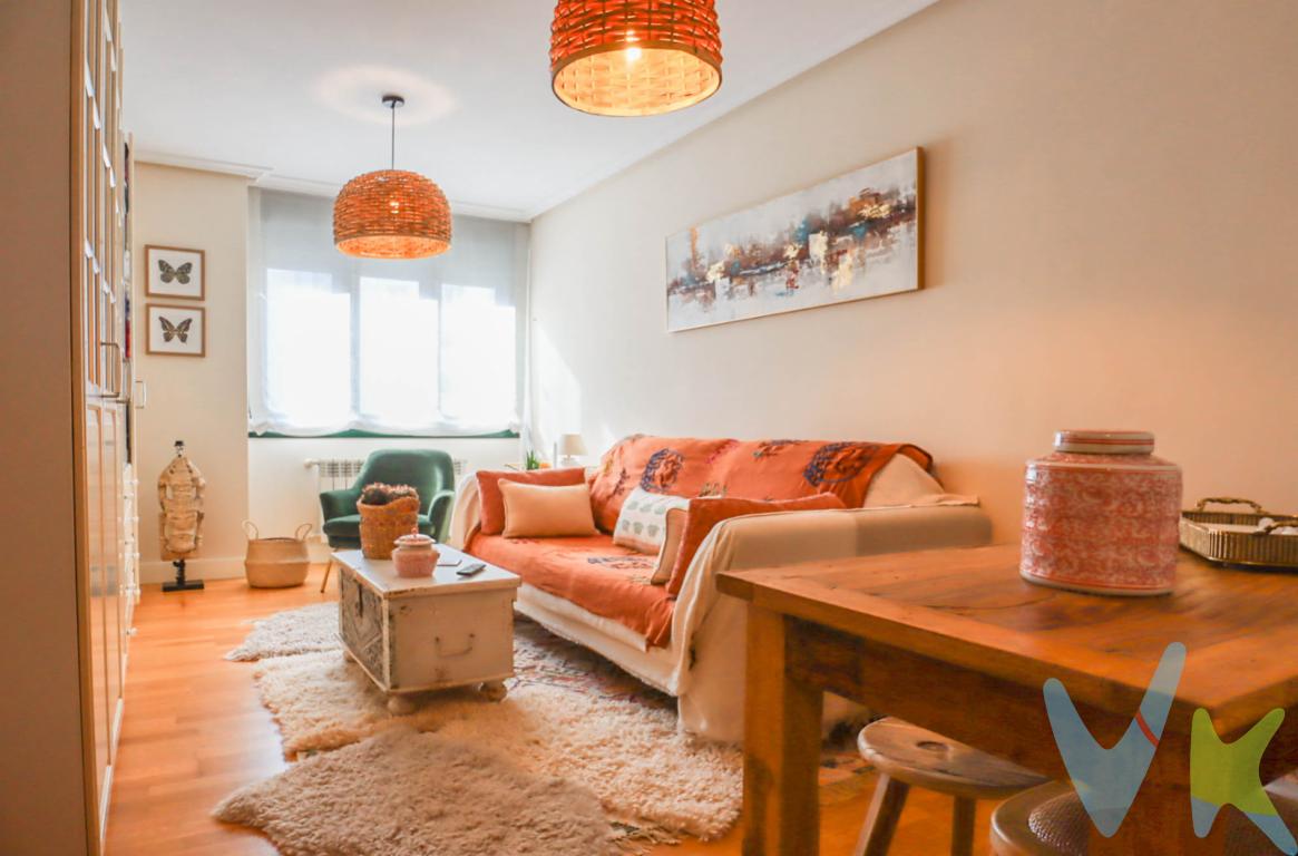 En venta acogedora vivienda de 1 dormitorio en excelente estado de conservación, lista para entrar a vivir, situada al inicio de la calle Fuertes Acevedo, una de las arterias más consolidadas y demandadas de Oviedo, que combina perfectamente tranquilidad residencial con proximidad al centro urbano.La vivienda se distribuye de forma cómoda y funcional: salón independiente, cocina completamente separada, un dormitorio amplio y un baño completo. Todas las estancias destacan por su cuidado estado, transmitiendo una sensación inmediata de mantenimiento y calidad que permite entrar a vivir sin necesidad de reformas.Cuenta además con dos armarios empotrados, un valor añadido que optimiza el espacio y mejora la organización diaria.La orientación sur garantiza una excelente luminosidad durante gran parte del día, aportando calidez, confort y eficiencia energética a la vivienda en cualquier época del año.La ubicación es, sin duda, uno de sus principales atractivos. A pocos minutos se encuentran enclaves clave como La Losa de Oviedo, el centro urbano y el casco histórico, con acceso inmediato a todos los servicios: supermercados, comercios de proximidad, centros educativos y transporte público.Además, la zona está experimentando una importante transformación con la futura implantación de la Universidad Alfonso X el Sabio en el entorno del antiguo Calatrava, lo que supondrá un notable impulso económico y una creciente demanda de vivienda en alquiler, reforzando el potencial de revalorización del inmueble, lo que añade un atractivo adicional tanto para residentes como para inversores.Todo ello convierte esta propiedad en una oportunidad ideal tanto como primera vivienda como inversión, gracias a su excelente estado, su ubicación estratégica y el dinamismo creciente de la zona.Una vivienda luminosa, funcional y muy bien situada, lista para entrar a vivir desde el primer día.No incluidos en el precio: ITP, notaría y registro. LOS HONORARIOS DE LA AGENCIA INMOBILIARIA SON ASUMIDOS INTEGRAMENTE POR LA PARTE VENDEDORA NO SUPONIENDO COSTE ALGUNO PARA EL COMPRADOR. El consumidor tiene derecho a solicitar a la agencia inmobiliaria información y documentación adicional relativa al inmueble y a las condiciones de la compraventa. Cualquier compraventa y sus condiciones quedan sujetas a la aceptación expresa del vendedor del inmueble y a la posterior formalización del correspondiente contrato.El presente anuncio tiene carácter meramente informativo y no contractual, pudiendo la información mostrada variar o actualizarse.