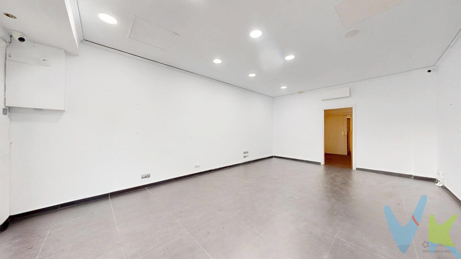 Planta baja en pleno centro del Puerto de Sagunto con múltiples posibilidadesSe ofrece planta baja de 95 m² ubicada en una zona céntrica y muy bien comunicada del Puerto de Sagunto, con todos los servicios a pocos pasos: comercios, transporte, colegios y zonas de ocio.La vivienda dispone de un amplio espacio destinado a salón-comedor, tres habitaciones, cocina independiente y un baño completo. Su distribución actual es funcional y luminosa, con estancias de buen tamaño.Uno de los grandes atractivos del inmueble es su posibilidad de segregación, ya que cuenta con dos potenciales accesos independientes, lo que permite convertirlo en dos apartamentos, ideal tanto para inversión como para uso residencial con rentabilidad.Una excelente oportunidad para quienes buscan una vivienda versátil en una ubicación estratégica o un proyecto con alto potencial de revalorización.Si quieres, puedo adaptarla a un tono más comercial, más técnico, o enfocarla directamente a inversores 📈