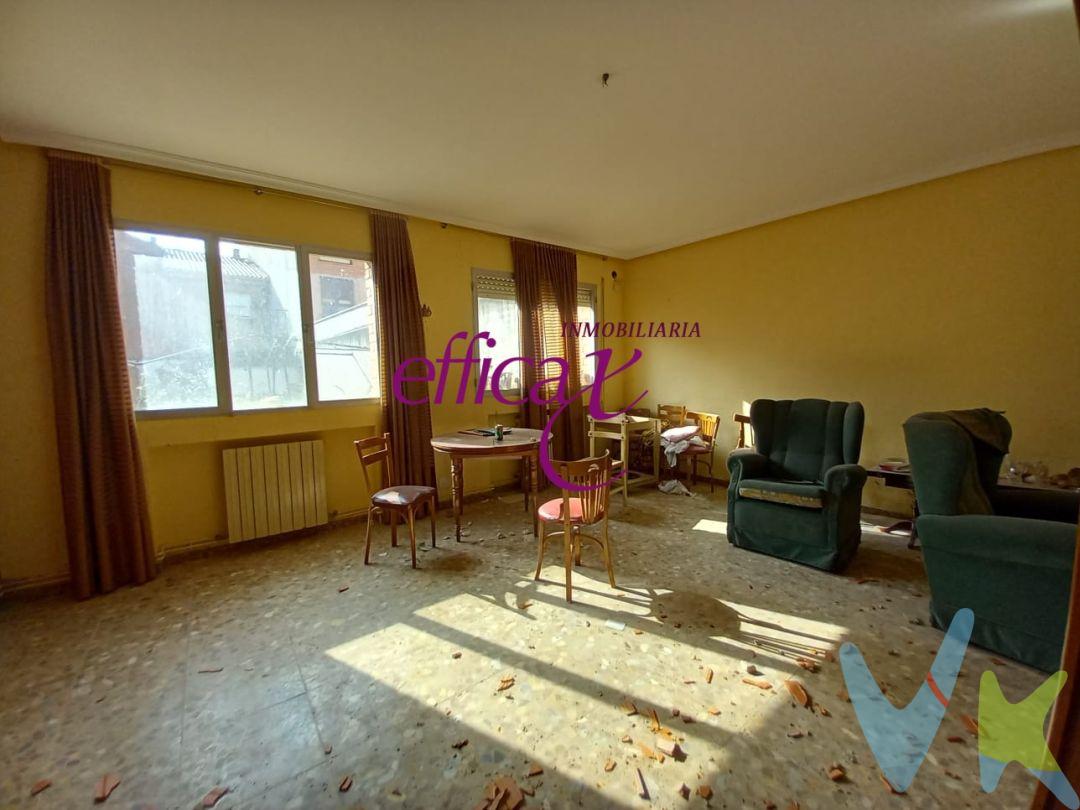 ¿Buscas tu hogar ideal en el corazón de Torrijos? ¡Esta es tu oportunidad! Te presentamos una encantadora casa en el centro del municipio, perfecta para quienes desean crear su propio espacio desde cero. Con una superficie de 186 metros cuadrados en una sola planta y una parcela de 500 metros cuadrados, esta propiedad ofrece un amplio potencial para convertirla en tu hogar soñado.
Ubicada en una zona privilegiada, la casa está cerca de colegios, supermercados, centro médico, estación de autobuses y parada de tren a Madrid, lo que facilita tu día a día y te conecta con todo lo que necesitas. Aunque necesita reforma, esto te brinda la oportunidad de diseñar y personalizar cada rincón a tu gusto.
¡No dejes pasar esta oportunidad de invertir en un espacio con mucho potencial en un municipio con todas las comodidades! Contáctanos y te ayudaremos a hacer realidad tu proyecto de vivienda en Torrijos.
 La compra de este inmueble conlleva un servicio de formalización y gestión de la compraventa para el comprador, cuyo coste no está incluido en el precio publicado.
Se le informará de todos los gastos asociados a la compraventa antes de la reserva para que usted compre con la máxima seguridad, tranquilidad y transparencia. 