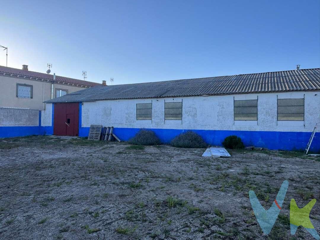 OPORTUNIDAD. Venta de terreno en el pueblo de La Guardia. Terreno urbano, 900m2 de superficie y nave de 500m2
Distancia de La guardia: A Madrid 85 kilómetros por autopista, a Toledo 54 kilómetros. La Guardia se encuentra en la Autopista A4. Honorarios de intermediación inmobiliaria no incluido en el precio.  "Información válida salvo error tipográfico".