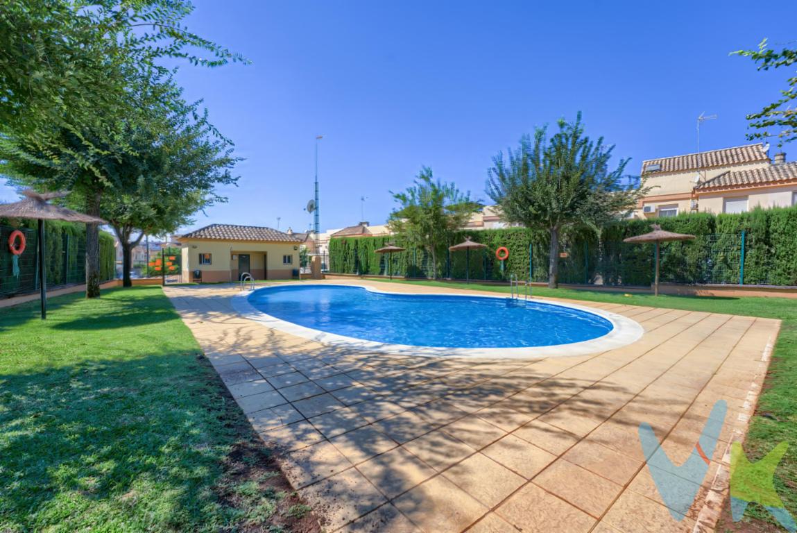 PRECIO DE VENTA: [330.000 + GASTOS] €. Una casa para disfrutarla, dentro y fuera. Te presentamos esta bonita casa adosada, pensada para quienes buscan comodidad, luminosidad y un espacio exterior donde disfrutar de la vida en familia. En la planta baja, la vivienda nos recibe con un amplio y agradable salón integrado con la cocina, creando un espacio abierto, moderno y muy acogedor. La cocina ha sido renovada recientemente, hace tan solo seis meses, aportando un aire actual y funcional a toda la estancia. Desde el salón se accede directamente a un precioso patio ajardinado, un rincón perfecto para desayunar al aire libre, disfrutar de una comida en familia o simplemente relajarse. Además, el patio cuenta con un trastero, muy práctico para mantener todo organizado. En esta misma planta encontramos un aseo, ideal para el día a día y para recibir visitas. La planta superior está destinada a la zona de descanso y dispone de tres dormitorios, todos exteriores y muy luminosos, además de un baño completo. La vivienda cuenta con  aire acondicionado, f/c,.ventanas de alumino climalit,suelo cerámico etc. UBICACION :. Estupenda cercana a parque la Alquería,centro ciudad ,Ayuntamiento ,ambulatorio,guarderias ,colegio Cooperativa Huerta La princesa y Cp.Valme Coronada . Parada de bus en la Avd cada media hora,lleva al metro. Cercana a la Feria ,Ambulatorio,supermercados,farmacias,colegios ,gimnasios,restauranre etc. Salida a S49 y S40 A 2 min de la casa.(por si trabajas en Sevilla ,Utrera ,Alcalá,Los Palacios etc. En cumplimiento de las obligaciones de información previstas en la Ley 10/2025, de 28 de diciembre, de servicios de atención a la clientela y transparencia, así como en la normativa sectorial vigente, se hace constar que el precio indicado no incluye los gastos e impuestos inherentes a la adquisición, los cuales se desglosan a continuación:. •	Impuesto sobre Transmisiones Patrimoniales (ITP): Se aplicará el tipo impositivo vigente en la Comunidad Autónoma de Andalucía, generalmente el 7% (23.100€), sin perjuicio de tipos reducidos del 3,5%, 1,2% o 1% aplicables según las circunstancias personales del comprador o las características del inmueble). El impuesto se devenga sobre el Valor de Referencia de Catastro o el precio de venta, aquel que resulte superior. •	Gastos de Notaría: Los honorarios notariales se calcularán conforme al arancel oficial regulado en el Anexo I, del Real Decreto 1426/1989, de 17 de noviembre, por el que se aprueba el arancel Notarial. •	Gastos de Registro: La inscripción en el Registro de la Propiedad se facturará según el arancel oficial establecido en el ANEXO I, del Real Decreto 1427/1989, de 17 de noviembre, por el que se aprueba el arancel Notarial. •	Gastos de Gestión (Gestoría): Los honorarios por la tramitación administrativa, liquidación de impuestos e inscripción registral ascienden aproximadamente a [545] € (IVA incluido). •	Honorarios Agencia del Vendedor: incluidos en el PVP. •	Honorarios Agencia del comprador: La agencia prestará los servicios de información, asesoramiento y acompañamiento previstos en el Encargo de Servicios y en el D.I.A. Si solicita servicios adicionales o personalizados, sus honorarios serán informados previamente, de forma individualizada y por escrito, conforme a la libertad de pactos y a la normativa vigente. NO VINCULADOS AL PRECIO DE COMPRA. Para una información exhaustiva sobre el funcionamiento, tipos impositivos y bonificaciones del ITP en Andalucía, puede consultar el portal oficial de la Agencia Tributaria de la Junta de Andalucía en el siguiente enlace:. https://www.juntadeandalucia.es/organismos/economiahaciendayfondoseuropeos/areas/tributos-juego/tributos/paginas/impuestos-cedidos-transmisiones.html; . Documento D. I. A. a disposición del consumidor según Decreto 218/2005 Junta de. Andalucía. 