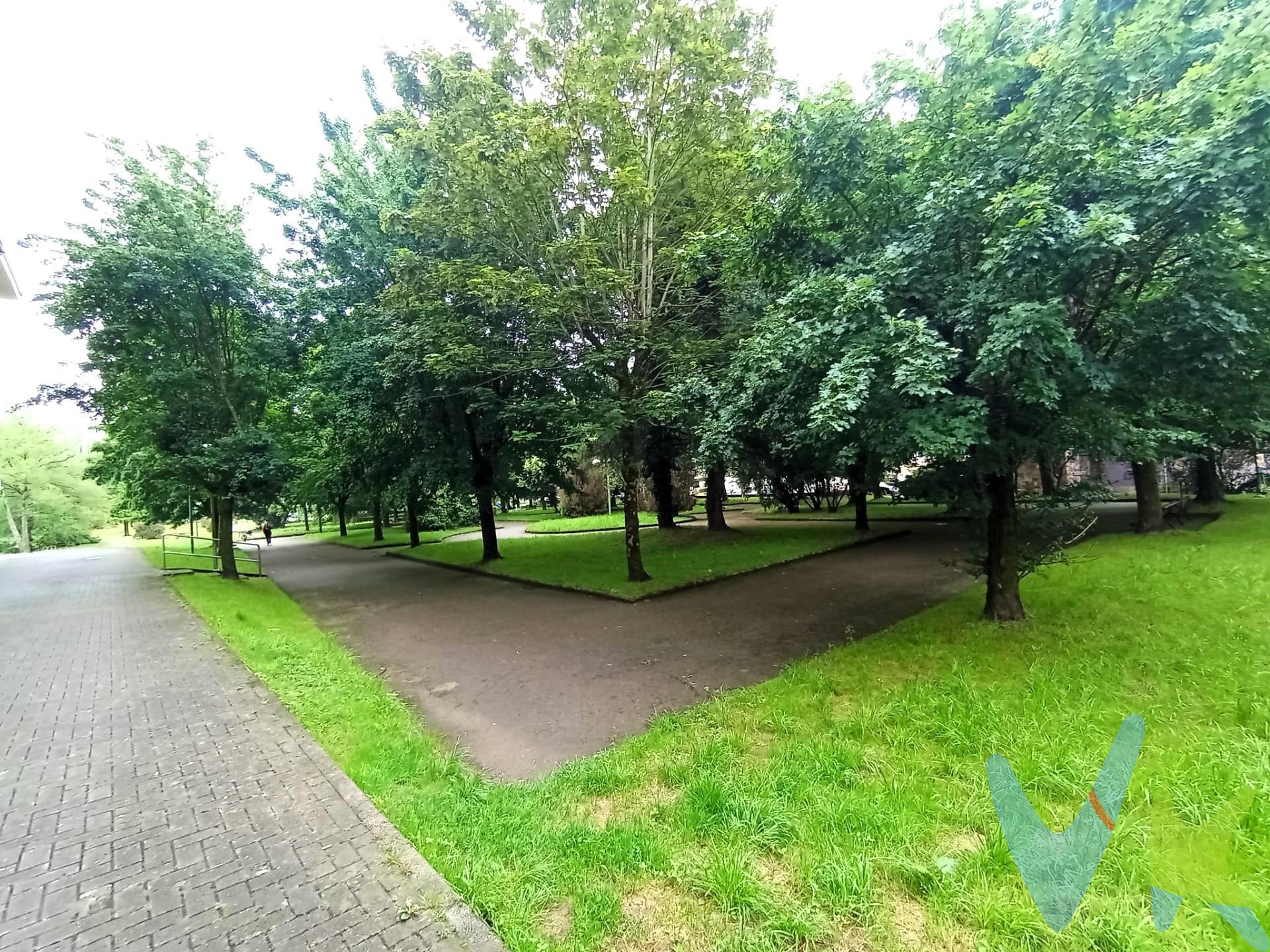 En el municipio de Santa María de Cayón, tenemos disponible este fabuloso piso de 2 habitaciones con amplia terraza y balcón. El inmueble se ubica en una urbanización rodeada por un precioso parque natural con zonas infantiles a medio camino de la famosa vía verde del Pas. La vivienda se distribuye de la siguiente manera: recibidor, cocina independiente completamente equipada y con balcón, salón amplio y muy luminoso con acceso a una cómoda terraza, habitación principal en suite y con balconcito, una habitación sencilla y un baño común con plato de ducha. . Muy buena orientación SURESTE. Destacar también la cercanía a todos los servicios necesarios para tú día a día y su proximidad a la autovía A8. No lo pienses mucho, es una gran oportunidad. Sin duda, un lugar ideal para vivir !!! . Los impuestos, gastos de notaría y registro no están incluidos en el precio.