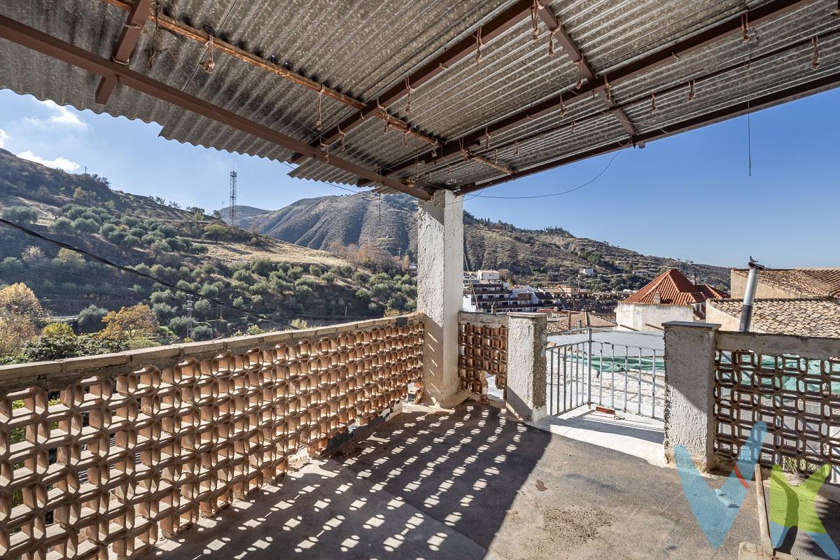Si quieres vivir en uno de los pueblos más bonitos de la provincia de Granada, te presentamos esta estupenda casa de pueblo que, con una pequeña reforma, podrás hacer completamente tuya. Con orientación sur y situada junto al acceso al Paraje Natural de Los Cahorros, cuenta con varias terrazas desde las que podrás disfrutar de las vistas a la preciosa localidad y a su montaña. La vivienda se distribuye en dos plantas y dispone además de una dependencia exterior. ▪️ 1ª planta consta de amplio recibidor, espaciosa cocina amueblada, gran salón con chimenea, baño completo así como aparcamiento con capacidad para 4 vehículos. ▪️ 2ª planta. Cuenta con 2 amplios dormitorios, uno de ellos con baño en suite así como preciosa terraza. ▪️ Dependencia exterior. Anexa a la casa existe una cuadra y en la parte superior de la misma un granero pajar de donde se puede sacar un apartamento. Observación: En la parte exterior y encima del aparcamiento, donde hoy existe una terraza, se puede edificar un piso. No te lo pienses y llámanos para visitarla. Ref. N360. * Honorarios agencia no incluidos. * Las superficies expresadas en esta página tienen carácter descriptivo y son aproximadas. * Los precios pueden ser susceptibles de modificación sin previo aviso. * Esta propiedad se vende sin muebles.