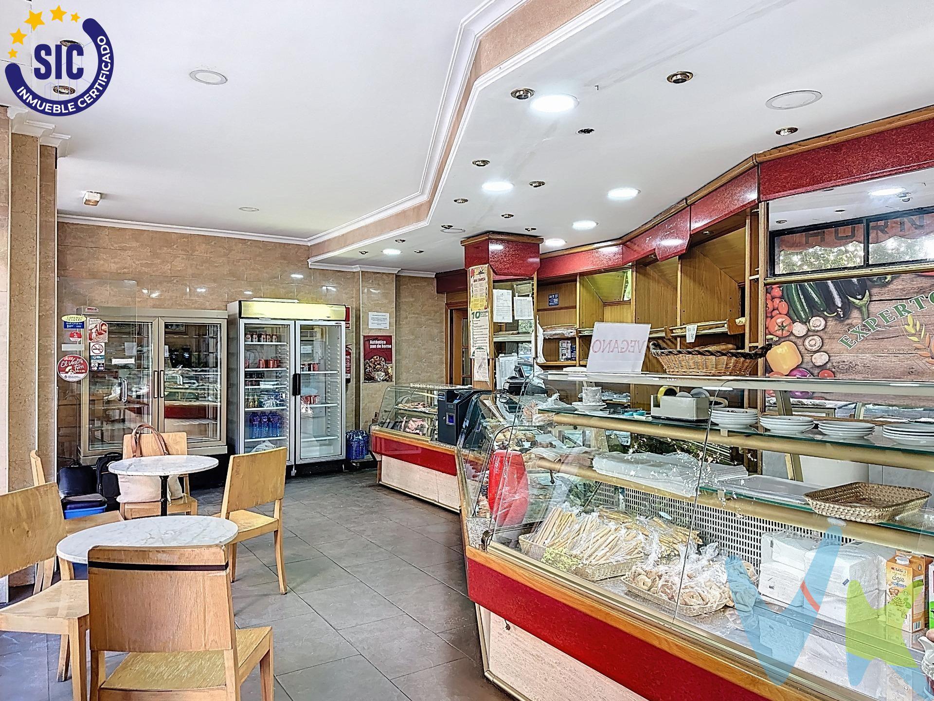 Extraordinaria Oportunidad de Inversión Inmobiliaria Comercial. Si has llegado al límite de tu producción actual y sueñas con expandir tu negocio más allá de tus instalaciones actuales, esta es tu oportunidad de oro!!. Descubre una inversión inmobiliaria que trasciende lo convencional. Un espacio de 400 metros cuadrados que representa mucho más que un simple local: es la plataforma ideal para tu siguiente paso,  en una emblemática zona de Valencia. Se trata de un horno tradicional que cuenta con atención al público además de una cartera consolidada de clientes privados. Características Destacadas. Infraestructura Premium. - Superficie Total: 415 metros cuadrados de potencial empresarial. - Frente Comercial: Impresionante fachada de 10 metros totalmente acristalada. - Diseño y Funcionalidad: .    * Sistema de persianas automáticas.     * Salida de humos profesional. Distribución Inteligente del Espacio. - Zona de Producción: .   * Horno tradicional completamente equipado.   * Óptimo para producción gastronómica de alta calidad. - Área de Cafetería:.   * Barra con sillas.   * 2 mesas estratégicamente ubicadas.   * Ambiente acogedor y funcional. Espacios Complementarios. - Vestuarios profesionales. - 2 baños completamente equipados. - Patio posterior con múltiples posibilidades de uso. Ventajas Diferenciales. Flexibilidad Empresarial Sin Límites. Ubicación Estratégica. - Zona de Zaidia: reconocida por su dinamismo comercial. - Alto tráfico de potenciales clientes. - Entorno empresarial consolidado. Propuesta de Valor. Esta no es solo una venta inmobiliaria. Es la puerta de entrada a:. - Expansión de tu modelo de negocio actual. - Inicio de un proyecto gastronómico innovador. - Inversión con potencial de crecimiento significativo. Perfil del Inversor Ideal. Dirigido a:. - Emprendedores con visión estratégica. - Empresarios del sector alimentación. - Inversores que buscan oportunidades diferenciales. - Profesionales con ambición de crecimiento. La descripción del presente inmueble e imágenes tienen mero carácter informativo y en ningún caso carácter contractual, pudiendo ser modificados por la inmobiliaria comercializadora sin que ello implique responsabilidad alguna frente a terceros. En el precio de venta a público, esta propiedad NO incluye los gastos de adquisición (Notario, registro, gestión, honorarios, etc…). 