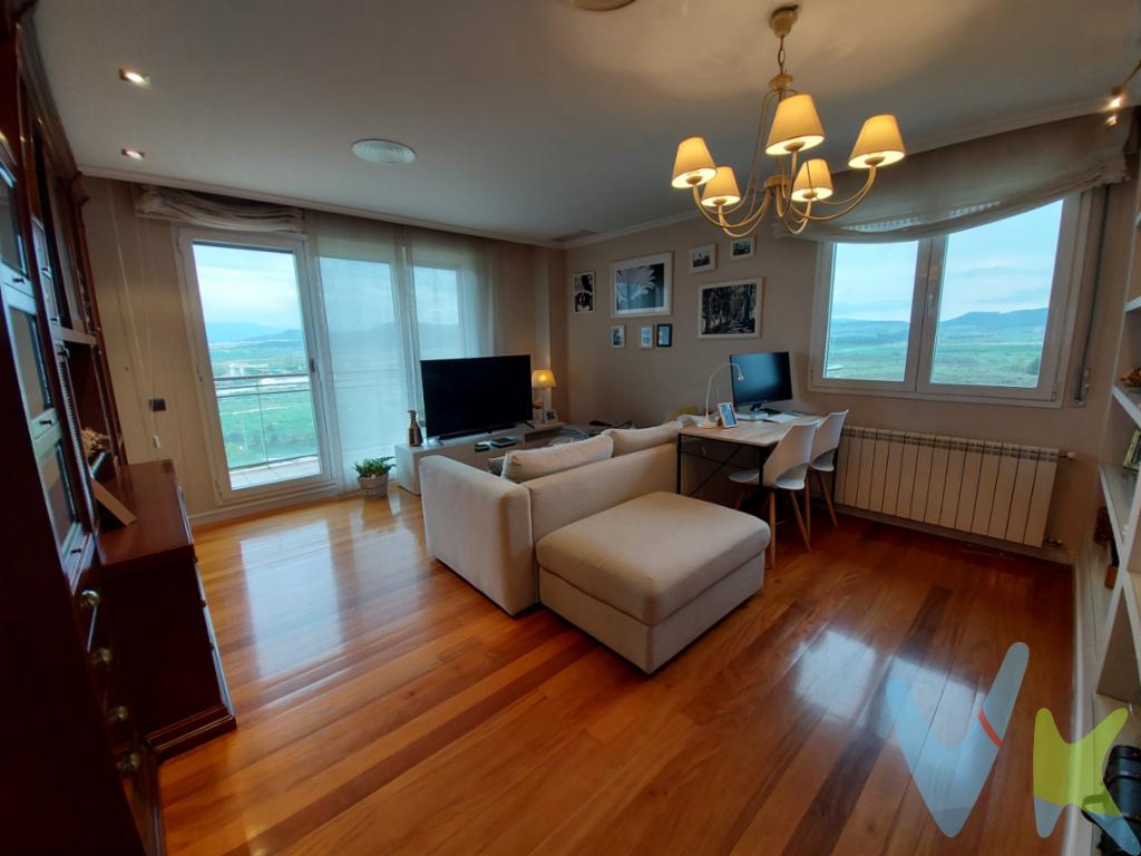 Espectacular piso con garaje y trastero en la zona de Avenida de Burgos El Arco de Logroño.Situado en la quinta planta, cuenta con una superficie útil de 84,89 m², perfectamente distribuidos.El ascensor disponible en el edificio asegura un acceso cómodo y sin esfuerzo.Con 3 espaciosas habitaciones diseñadas para maximizar el confort.La decoración de este piso destaca por su mobiliario de calidad, cuidadosamente seleccionado para crear una atmósfera moderna y funcional a la vez. La cocina totalmente equipada con electrodomésticos facilita el arte de cocinar.Otro de los atractivos de este piso es que incluye un garaje, brindando la comodidad de estacionar el vehículo de forma segura y práctica.Asimismo, un trastero acompaña a la propiedad, ideal para funciones de almacenaje y organización.Dispone de una preciosa terraza para disfrutar del buen tiempo.El inmueble ofrece una maravillosa piscina comunitaria.Este barrio es conocido por su conexión con diferentes medios de transporte público, facilitando el desplazamiento por toda la ciudad y sus alrededores.No pierda la oportunidad de visitar este magnífico piso. Coordine una visita para descubrir todo lo que tiene.