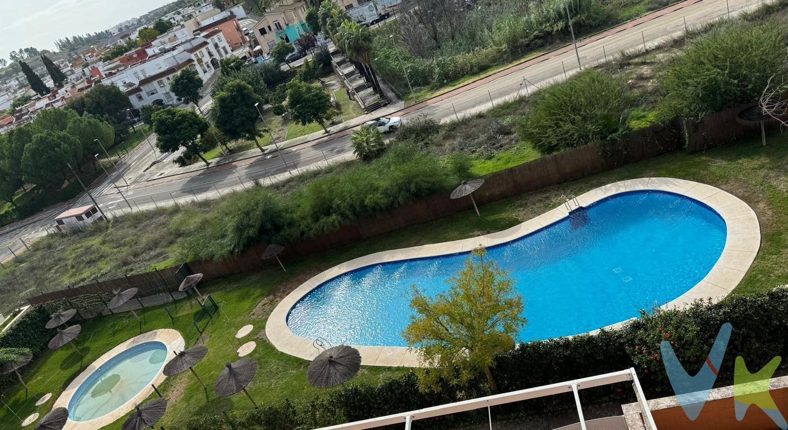 PRECIO DE VENTA: [180.000 + GASTOS] €. IMPORTANTE: LA VIVIENDA SE ENCUENTRA ALQUILADA CON UN CONTRATO DE LARGA DURACIÓN, POR LO QUE NO ES POSIBLE VISITARLA. VIVIENDA PARA INVERSIÓN. En el corazón de Camas, se presenta una oportunidad que conjuga serenidad, solidez y visión de futuro. Esta vivienda, construida en 2010, no solo ofrece calidad y confort, sino también la tranquilidad de una inversión segura: actualmente se encuentra alquilada con contrato de larga duración y garantía total de cobro, lo que elimina cualquier riesgo y asegura una rentabilidad inmediata. El inmueble destaca por su diseño equilibrado y luminoso. Sus tres dormitorios y dos baños completos, junto a un salón amplio y una cocina independiente, crean un espacio acogedor y bien pensado, ideal para la vida contemporánea. Ubicada en un conjunto residencial moderno, la propiedad suma atractivos que elevan su valor: piscina comunitaria, plaza de garaje y ascensor, todo en un entorno cuidado y de ambiente tranquilo. Más que una vivienda, es una apuesta por la estabilidad y el crecimiento patrimonial. Un inmueble que combina elegancia y rentabilidad, concebido para quienes buscan invertir con criterio, en un activo sólido y con futuro. IMPORTANTE: Debido a que actualmente el inmueble se encuentra alquilado, NO ES POSIBLE VISITARLO. No obstante, cuenta con un contrato de alquiler de larga duración, respaldado por una garantía que asegura el 0% de riesgo de morosidad u ocupación, lo que convierte a este inmueble en una inversión con rentabilidad inmediata y crecimiento patrimonial asegurado. En cumplimiento de las obligaciones de información previstas en la Ley 10/2025, de 28 de diciembre, de servicios de atención a la clientela y transparencia, así como en la normativa sectorial vigente, se hace constar que el precio indicado no incluye los gastos e impuestos inherentes a la adquisición, los cuales se desglosan a continuación:. •	Impuesto sobre Transmisiones Patrimoniales (ITP): Se aplicará el tipo impositivo vigente en la Comunidad Autónoma de Andalucía, generalmente el 7% (12.600), sin perjuicio de tipos reducidos del 3,5%, 1,2% o 1% aplicables según las circunstancias personales del comprador o las características del inmueble). El impuesto se devenga sobre el Valor de Referencia de Catastro o el precio de venta, aquel que resulte superior. •	Gastos de Notaría: Los honorarios notariales se calcularán conforme al arancel oficial regulado en el Anexo I, del Real Decreto 1426/1989, de 17 de noviembre, por el que se aprueba el arancel Notarial. •	Gastos de Registro: La inscripción en el Registro de la Propiedad se facturará según el arancel oficial establecido en el ANEXO I, del Real Decreto 1427/1989, de 17 de noviembre, por el que se aprueba el arancel Notarial. •	Gastos de Gestión (Gestoría): Los honorarios por la tramitación administrativa, liquidación de impuestos e inscripción registral ascienden aproximadamente a [545] € (IVA incluido). •	Honorarios Agencia del Vendedor: incluidos en el PVP. •	Honorarios Agencia del comprador: La agencia prestará los servicios de información, asesoramiento y acompañamiento previstos en el Encargo de Servicios y en el D.I.A. Si solicita servicios adicionales o personalizados, sus honorarios serán informados previamente, de forma individualizada y por escrito, conforme a la libertad de pactos y a la normativa vigente. NO VINCULADOS AL PRECIO DE COMPRA. Para una información exhaustiva sobre el funcionamiento, tipos impositivos y bonificaciones del ITP en Andalucía, puede consultar el portal oficial de la Agencia Tributaria de la Junta de Andalucía en el siguiente enlace:. https://www.juntadeandalucia.es/organismos/economiahaciendayfondoseuropeos/areas/tributos-juego/tributos/paginas/impuestos-cedidos-transmisiones.html; . Documento D. I. A. a disposición del consumidor según Decreto 218/2005 Junta de. Andalucía