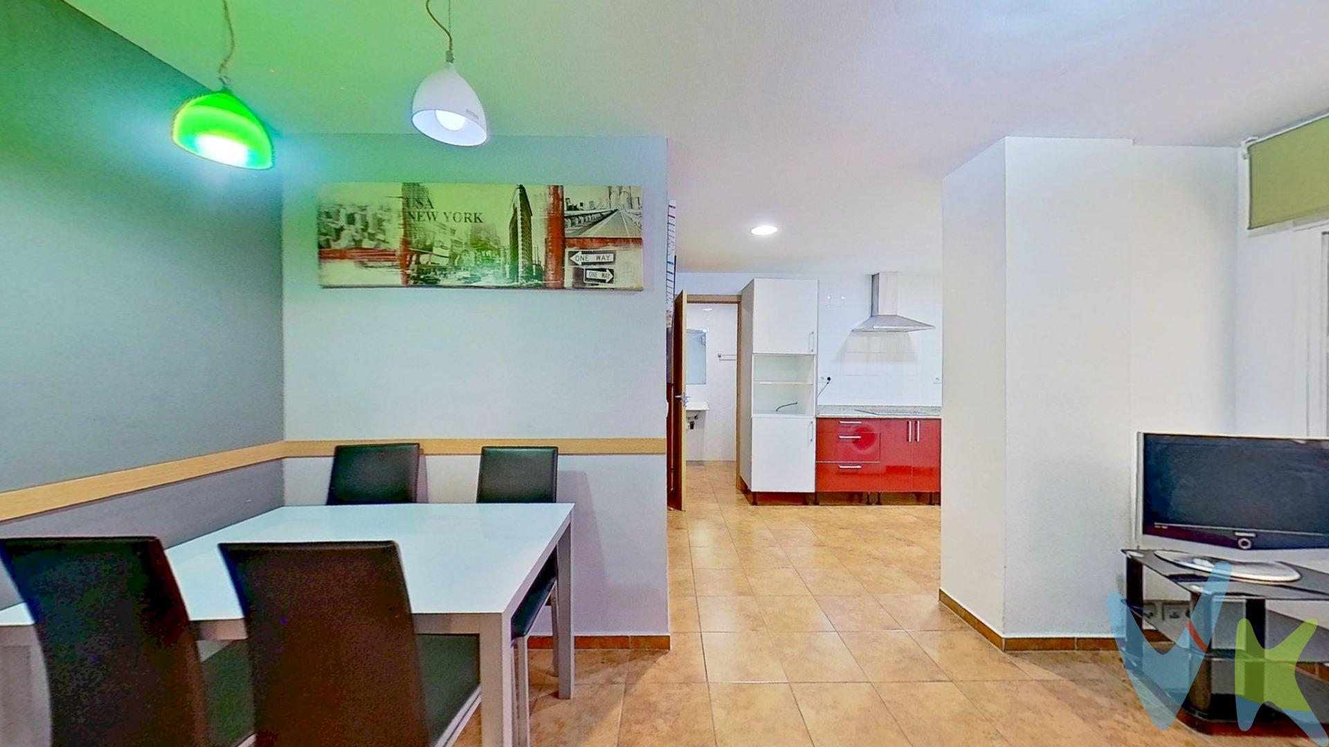 ¡Gran oportunidad de inversión en el centro de Gandía!. Se vende amplio primer piso con ascensor de 141 m² según catastro, situado en una zona céntrica, junto a supermercados, comercios y todos los servicios. La vivienda se encuentra dividida en tres apartamentos individuales, completamente amueblados y listos para entrar a vivir. Cada uno dispone de:. •	Habitación doble. •	Baño con ducha. •	Cocina office equipada. Además, cuenta con terraza y balcón, que aportan luminosidad y espacios abiertos a las estancias. Incluye plaza de aparcamiento. Ideal para inversores, ya que ofrece tres apartamentos independientes en una sola vivienda, con gran potencial de rentabilidad. . Ubicación inmejorable, en pleno centro de Gandía, con todos los servicios a pie y excelente comunicación. ¡No dejes pasar esta oportunidad única!. . La descripción del presente inmueble e imágenes tienen mero carácter informativo y en ningún caso carácter contractual, pudiendo ser modificados por la inmobiliaria comercializadora sin que ello implique responsabilidad alguna frente a terceros. En el precio de venta a público, esta propiedad NO incluye los gastos de adquisición (Notario, registro, gestión, honorarios, etc…).