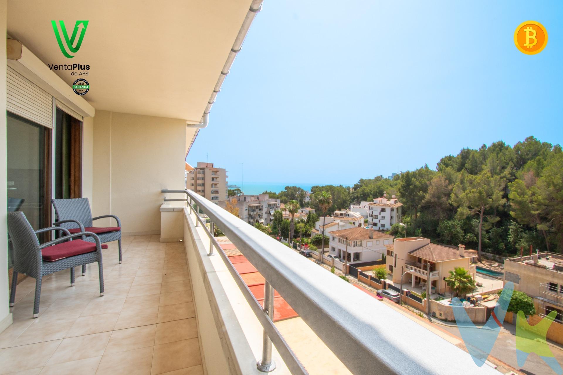 Ubicada en el codiciado barrio de San Agustín, esta luminosa vivienda de 78 m² más 15 m² de terraza privada ofrece el equilibrio perfecto entre tranquilidad, comodidad y estilo de vida mediterráneo. Se trata de una oportunidad ideal para quienes buscan una segunda residencia para desconectar y disfrutar del sol y el mar en Mallorca. La propiedad, con orientación sureste, goza de una excelente entrada de luz natural durante todo el día. Se distribuye en un amplio salón comedor con acceso directo a la terraza, una cocina independiente con coladuría, dos habitaciones dobles y un baño completo. La gran terraza con vistas despejadas al barrio y al mar es el lugar perfecto para relajarse o disfrutar de una cena al aire libre. La vivienda incluye una plaza de garaje subterránea y trastero en el mismo edificio, y además, por antigüedad, tiene asignada una segunda plaza de parking exterior. Un valor añadido muy poco habitual en la zona. El edificio, construido en 1993, está bien conservado y no deberá pasar la ITE hasta 2043. San Agustín es una zona muy demandada tanto por residentes como por compradores internacionales, gracias a su ambiente relajado y su cercanía a playas, restaurantes, centros deportivos y de ocio. A solo 600 metros del exclusivo puerto de Cala Nova y a pocos minutos en coche del Real Golf de Bendinat, la ubicación es ideal para disfrutar del estilo de vida mallorquín. La rápida conexión con la vía de cintura permite un acceso cómodo al centro de Palma y al aeropuerto. Una propiedad con mucho potencial, perfecta para quienes desean disfrutar del encanto y la calidad de vida del suroeste de la isla. ✅ Este inmueble ha sido certificado por ABSI (Asociación Balear de Servicios Inmobiliarios), lo que significa que la agencia comercializadora ha supervisado la documentación necesaria para la compraventa y que el inmueble forma parte de la bolsa de propiedades en multiexclusiva ABSI. 🏢 Inmobiliaria inscrita en el Registre Oficial d’Agents Immobiliaris de les Illes Balears. NÚMERO REGISTRO: GOIBE747077/2024