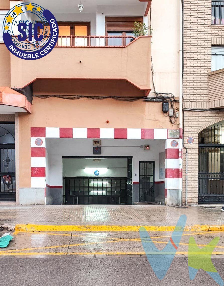 Se pone a disposición una excelente oportunidad para adquirir una plaza de garaje ubicada en la codiciada zona de la Raiosa, en calle Carcaixent número 10 Valencia. Esta plaza, aunque de dimensiones más ajustadas, resulta sumamente práctica y funcional, siendo especialmente idónea para aquellos que posean una motocicleta o un vehículo de tamaño pequeño. La principal ventaja reside en la comodidad que ofrece, ya que al disponer de esta plaza, se elimina la frustrante tarea de buscar aparcamiento al regresar del trabajo, permitiendo disfrutar de un merecido descanso de manera inmediata. Considerando el tiempo valioso que se pierde a diario dando vueltas en busca de un espacio donde estacionar, esta opción se presenta como una inversión inteligente y rentable. . Se extiende una cordial invitación para que aquellos interesados se acerquen a conocer personalmente esta plaza de garaje y constaten por sí mismos los beneficios que puede aportar a su rutina diaria. No pierda la oportunidad de simplificar su vida y asegurar un lugar seguro para su vehículo. La descripción del presente inmueble e imágenes tienen mero carácter informativo y en ningún caso carácter contractual, pudiendo ser modificados por la inmobiliaria comercializadora sin que ello implique responsabilidad alguna frente a terceros. En el precio de venta a público, esta propiedad NO incluye los gastos de adquisición (Notario, registro, gestión, honorarios, etc…). 