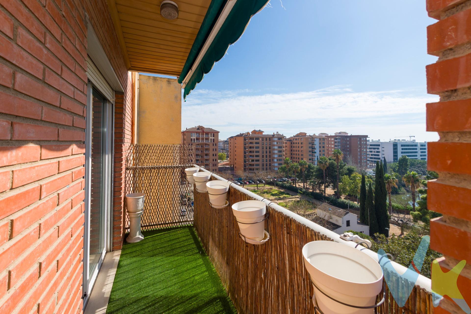 🌿 ¡Vive frente al Parque del Lago en Castellón!. Se vende amplio y luminoso piso de 4 habitaciones y 2 baños ubicado en una de las zonas más agradables de Castellón de la Plana, justo frente al Parque del Lago, un entorno privilegiado ideal para disfrutar de zonas verdes, paseos y tranquilidad y a tan solo 10 minutos andando del centro de la ciudad. ✨ Características principales:. 🛏 Cuatro dormitorios amplios, ideales para familias numerosas, despacho o zona de invitados. 🛁 Dos baños completos, cómodos y bien distribuidos. 🛋 Gran salón-comedor muy luminoso, con vistas despejadas al parque. 🍽 Cocina independiente espaciosa, con buena capacidad de almacenamiento. 🚗 Plaza de garaje incluida en el precio. 📦 Trastero en la azotea, perfecto para almacenaje extra. 🌳 Ubicación inmejorable:. Situado frente al emblemático Parque del Lago, en una zona residencial tranquila y familiar, con todos los servicios a mano: supermercados, colegios, transporte público y a pocos minutos del centro. Una vivienda perfecta para quienes buscan espacio, comodidad y calidad de vida en una de las mejores zonas de Castellón. Si quieres visitarla, no dudes en contactarnos!. Por mandato expreso del propietario comercializamos este inmueble mediante contrato de multi-exclusiva, por el cual numerosas agencias colaboradoras, nacionales e internacionales, ofrecen esta vivienda a sus potenciales compradores, todo ello garantizando un servicio de calidad, un trato fácil, sencillo y sin interferencias de terceros, ya que la gestión es a través de nuestra agencia. *Impuestos, gastos de compraventa tales como honorarios agencia y financiación no incluidos. 