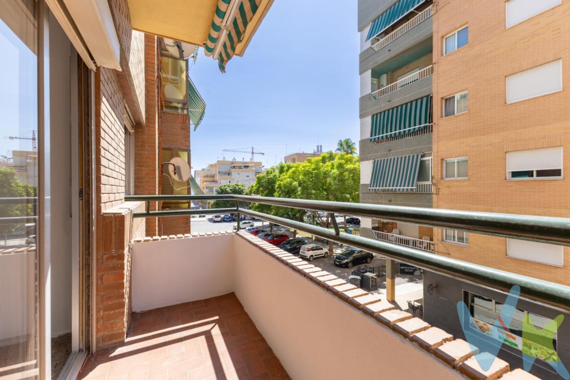 ¿Buscas un hogar amplio, bien ubicado y listo para entrar a vivir? ¡Este piso es para ti!Ubicación privilegiada, a pocos minutos de la playa, con excelente conexión a transporte público, colegios, comercios y zonas verdes.Características principales:4 habitaciones amplias y luminosasCocina independiente2 baños completosBalcón con vistas despejadas, ideal para disfrutar al aire libreEdificio tranquilo y bien mantenidoIdeal para familias que buscan comodidad y espacio, o como inversión con alta rentabilidad.¡Listo para entrar a vivir!Contáctanos para agendar una visita y conocer más detalles. 