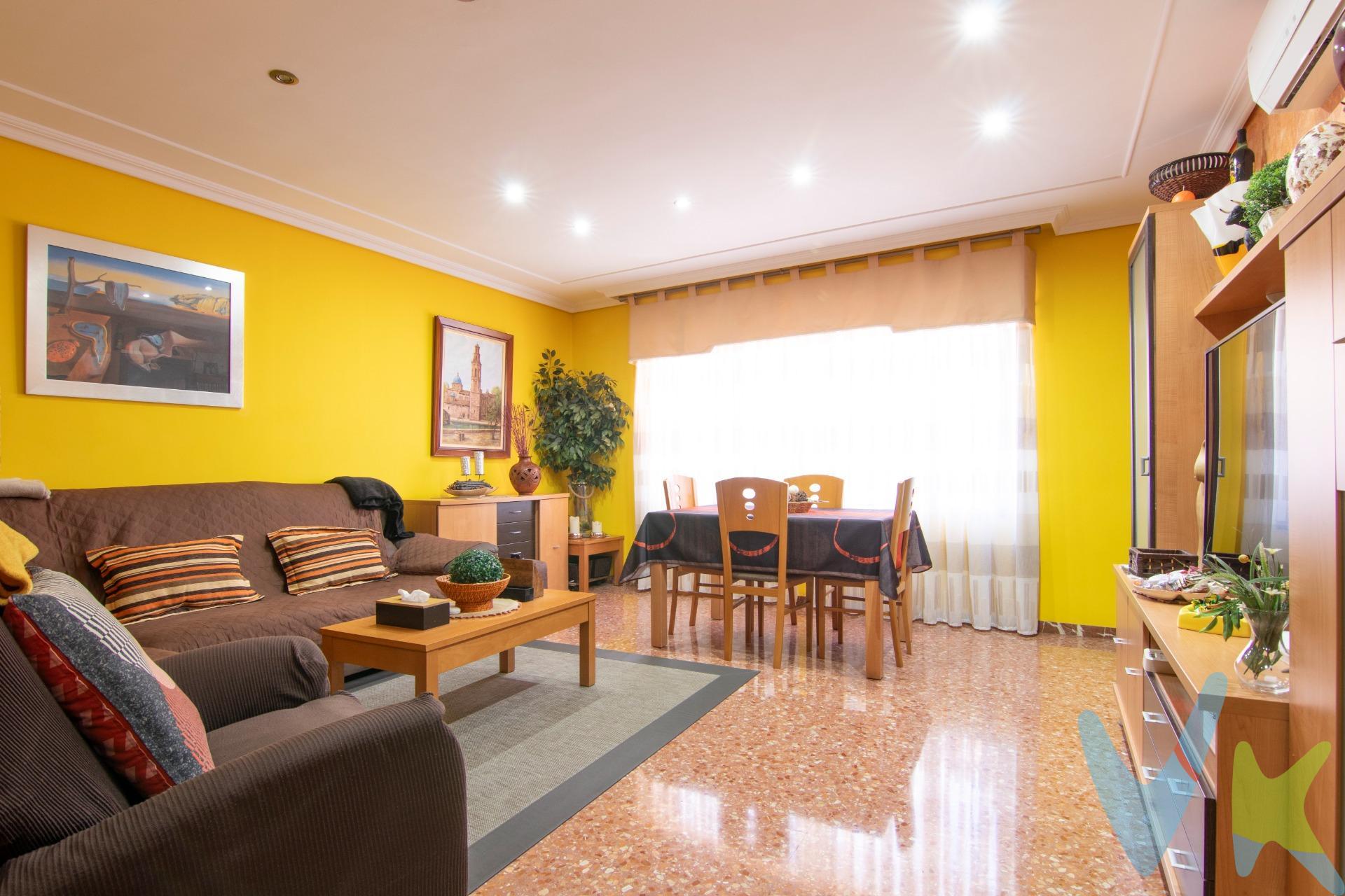 Vivienda situada en la primera planta de un edificio sin ascensor, con una superficie construida aproximada de 100 m². La distribución es funcional y equilibrada, compuesta por un amplio salón-comedor, cuatro habitaciones, un baño completo, un aseo y una cocina independiente con galería anexa, que aporta ventilación y espacio adicional de almacenaje o lavadero. El precio de venta incluye una plaza de parking de 20 m², con acceso directo desde la calle, lo que garantiza comodidad y fácil maniobrabilidad. El inmueble se encuentra ubicado en el barrio de Carbonaire, en una zona consolidada y bien comunicada, justo frente a un parque, lo que proporciona vistas despejadas y un entorno agradable. La zona dispone de todos los servicios necesarios: comercios, centros educativos, transporte público, zonas verdes y equipamientos sanitarios, lo que la convierte en una opción ideal tanto para familias como para inversión.