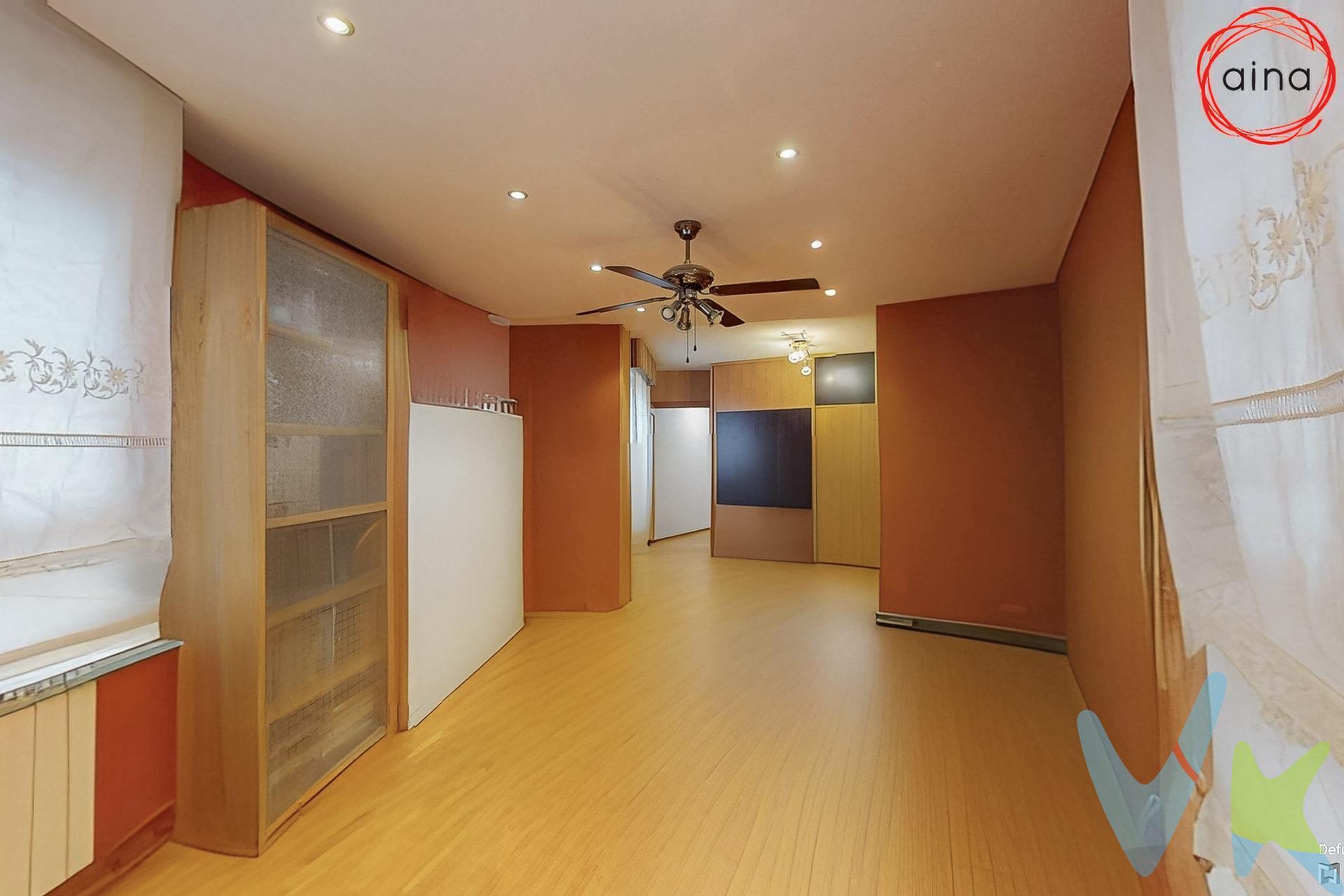 Piso en la Rocha, una de las zonas más cómodas y bien comunicadas de Pamplona. La vivienda tiene 3 habitaciones con muy buena iluminación, una de ellas con baño en suite. Un segundo baño completo, una cocina equipada y un salón amplio y acogedor. La mayoría de las estancias dispone de armarios empotrados, que ofrecen un extra de almacenamiento de forma discreta. Incluye plaza de garaje, ideal para aparcar con comodidad, justo al lado del trastero, perfecto para guardar objetos y aprovechar mejor el espacio en casa. ¿Tienes bici?.. el edificio cuenta con un cuarto comunitario en la entrada principal para guardarla con comodidad.  . El piso está en una ubicación práctica, con supermercados, farmacias, colegios y zonas verdes a pocos minutos. Además, tiene buena conexión con el centro de Pamplona gracias a varias líneas de autobús. IMPUESTOS Y GASTOS NO INCLUIDOS