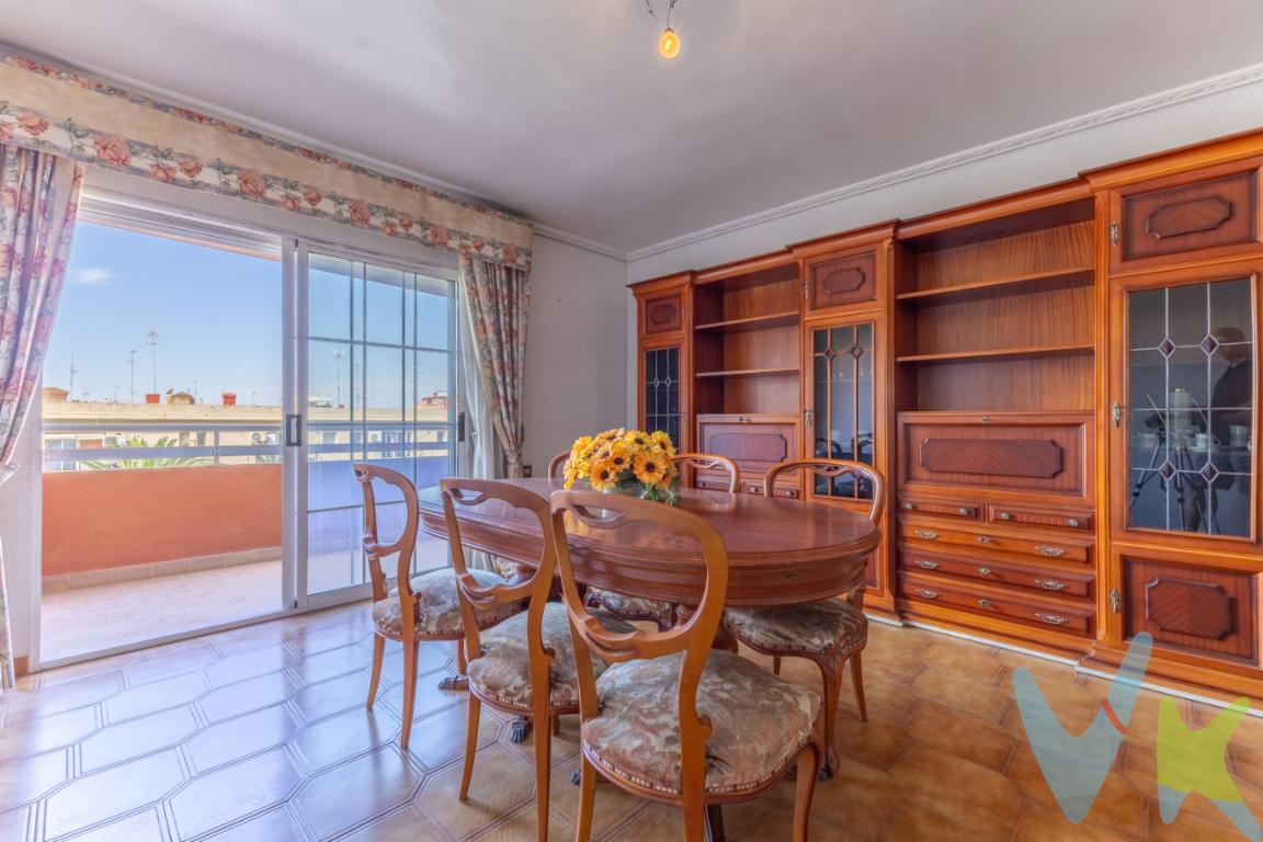 Descubre este fantástico piso situado en la zona centro de Puerto de Sagunto, ideal para quienes buscan comodidad, amplitud y una excelente ubicación.Características principales:2 habitaciones dobles +  1 habitación simpleCocina independiente con acceso a una galería cerrada acristalada, perfecta como lavadero o espacio adicional2 cuartos de baño completosAmplia sala de estar ideal para compartir momentos en familiaDespacho independiente, ideal para teletrabajar o convertir en una zona de estudioBalcón de 5 m² con acceso desde el salón, perfecto para disfrutar del aire librePlaza de garaje y trastero incluido en el precio.Edificio bien conservado y con excelente conexión a todos los servicios: supermercados, colegios, transporte público, zonas verdes y a solo minutos de la playa El precio indicado no incluye gastos ni otros conceptos. Al precio publicado deberá añadirse:    Honorarios de intermediación de la agencia inmobiliaria  Gastos de inscripción en el Registro de la Propiedad  Honorarios notariales  Impuestos aplicables a la transmisión (IVA o ITP y AJD, según el caso)    El inmueble se vende sin amueblar, sin electrodomésticos, enseres ni elementos decorativos. 