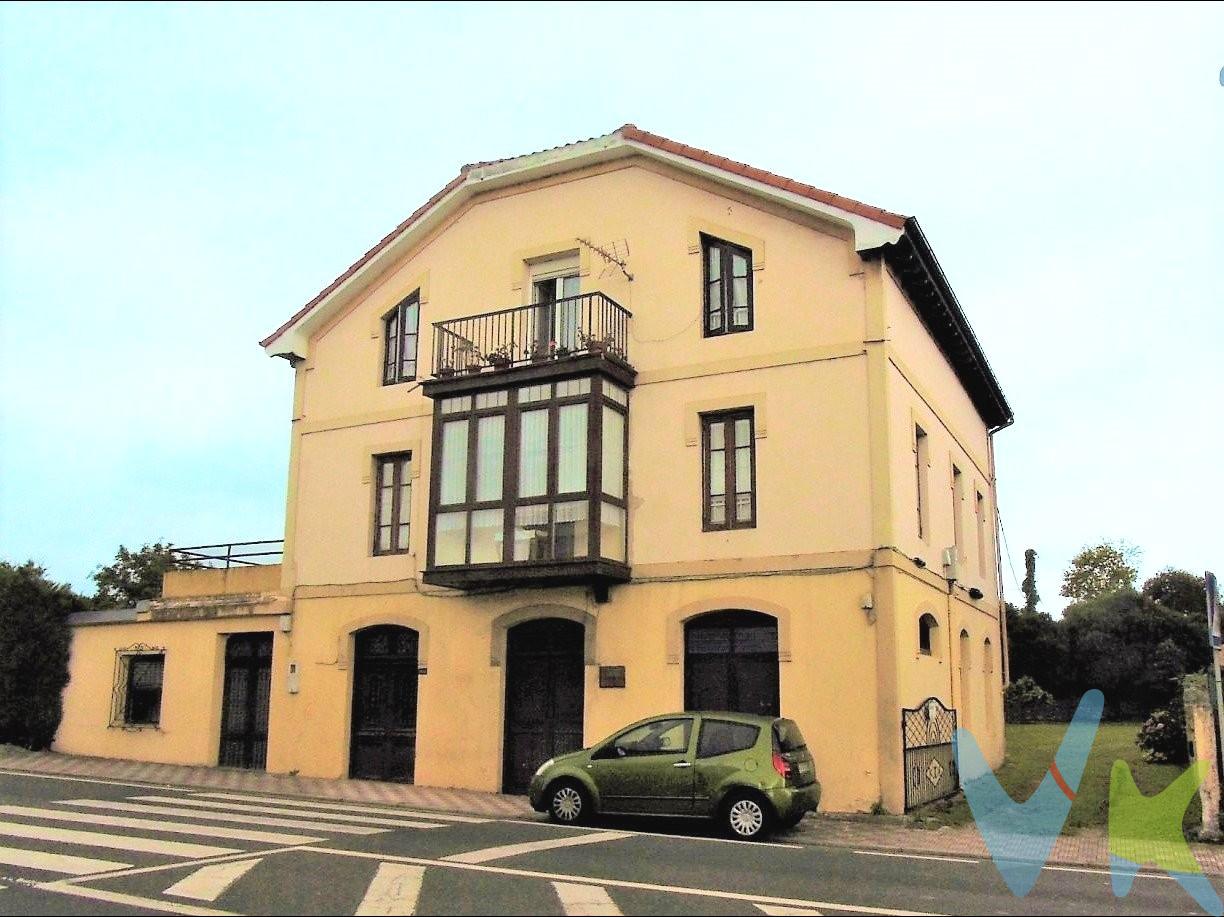 En Muriedas, en una casa independiente se encuentra este acogedor piso de 100 m2 aproximadamente. Se trata de una segunda y última planta dentro de una coqueta casa. . Desde el portal accedemos a la vivienda ubicada en el segundo piso del edificio, al entrar encontramos un amplio hall distribuidor que nos da acceso a toda las estancias. El piso esta distribuido en un amplio salón con salida a terracita a la calle principal, 4 acogedoras habitaciones, cocina con despensa y un baño con plato de ducha. Bajo cubierta encontramos un amplio desván, con acceso desde el interior de la vivienda, ideal como trastero, perfecto para guardar todo tipo de enseres. Además cuenta con una segunda entrada independiente por la parte de atrás de la casa sin tener que pasar por zonas comunes.  . Los impuestos, gastos de notaría y registro no están incluidos en el precio. 