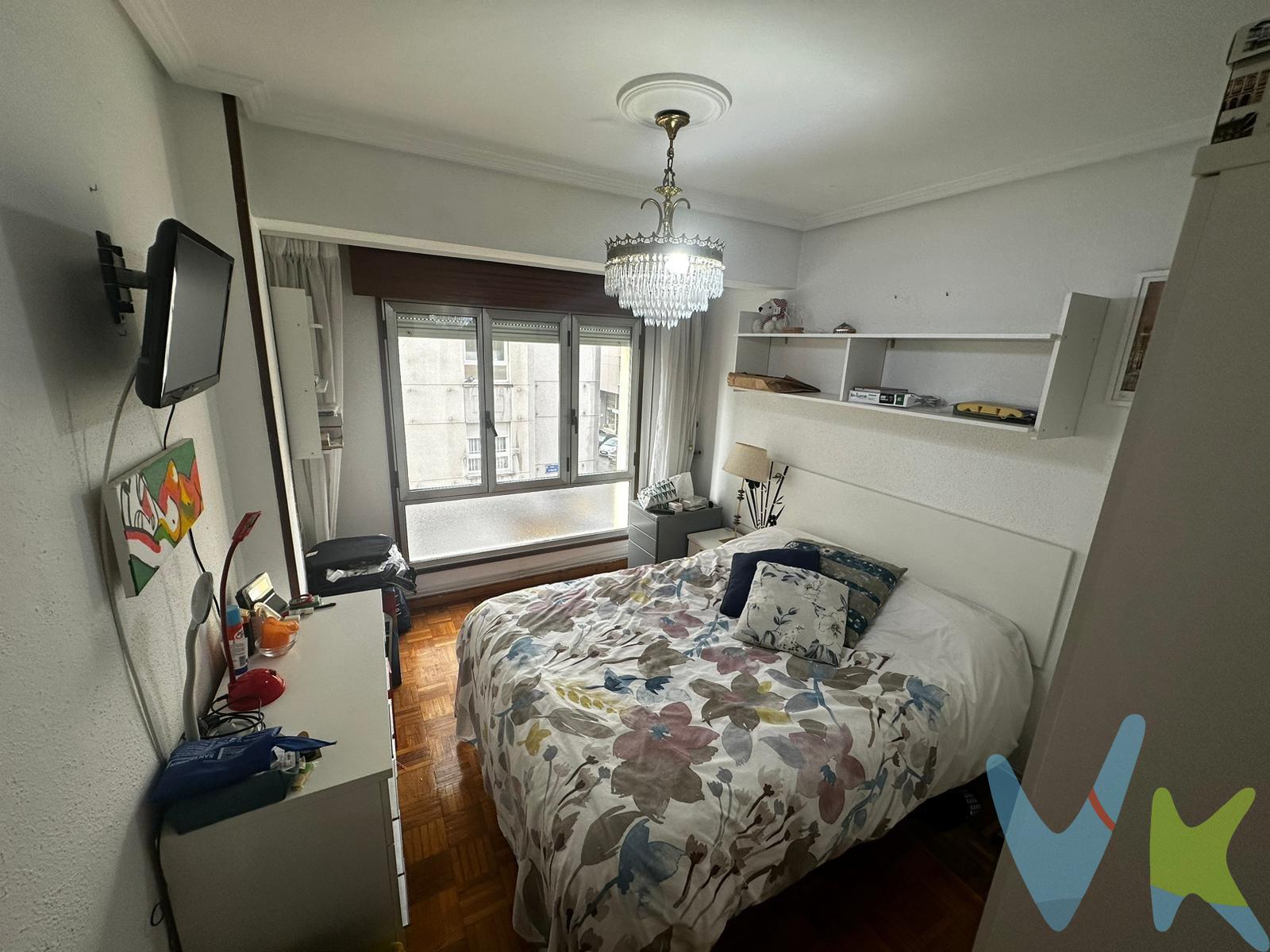 Se vende piso en la calle Isaac Peral, calle muy cercana a la calle Vargas, a escasos minutos del Hospital  Valdecilla y muy bien comunicada con el resto de Santander lo que la convierte en una excelente oportunidad tanto para vivir como para invertir. La vivienda se distribuye en dos habitaciones, un baño con ducha (actualizado), cocina independiente y salón. El piso se encuentra en buen estado de conservación, listo para entrar a vivir, aunque con margen de actualización para adaptarlo a gustos actuales o maximizar su rentabilidad. El edificio dispone de ascensor y cuenta con el portal completamente rehabilitado a cota cero, un valor añadido en comodidad y accesibilidad. La zona ofrece todo tipo de servicios a pie de calle: supermercados, colegios, centros de salud, tiendas de barrio, farmacias y conexión con transporte público. 🔹 Ideal como inversión por su alta demanda de alquiler debido a la cercanía al hospital. 🔹 Perfecto como primera vivienda por su distribución funcional y su entorno consolidado. Una oportunidad interesante en una ubicación estratégica de Santander. 📞 Contacta para más información o para concertar una visita. PVP: Gastos de Notaría, Registros e impuestos no incluidos.  Sujeto a decisión última del cliente vendedor. 