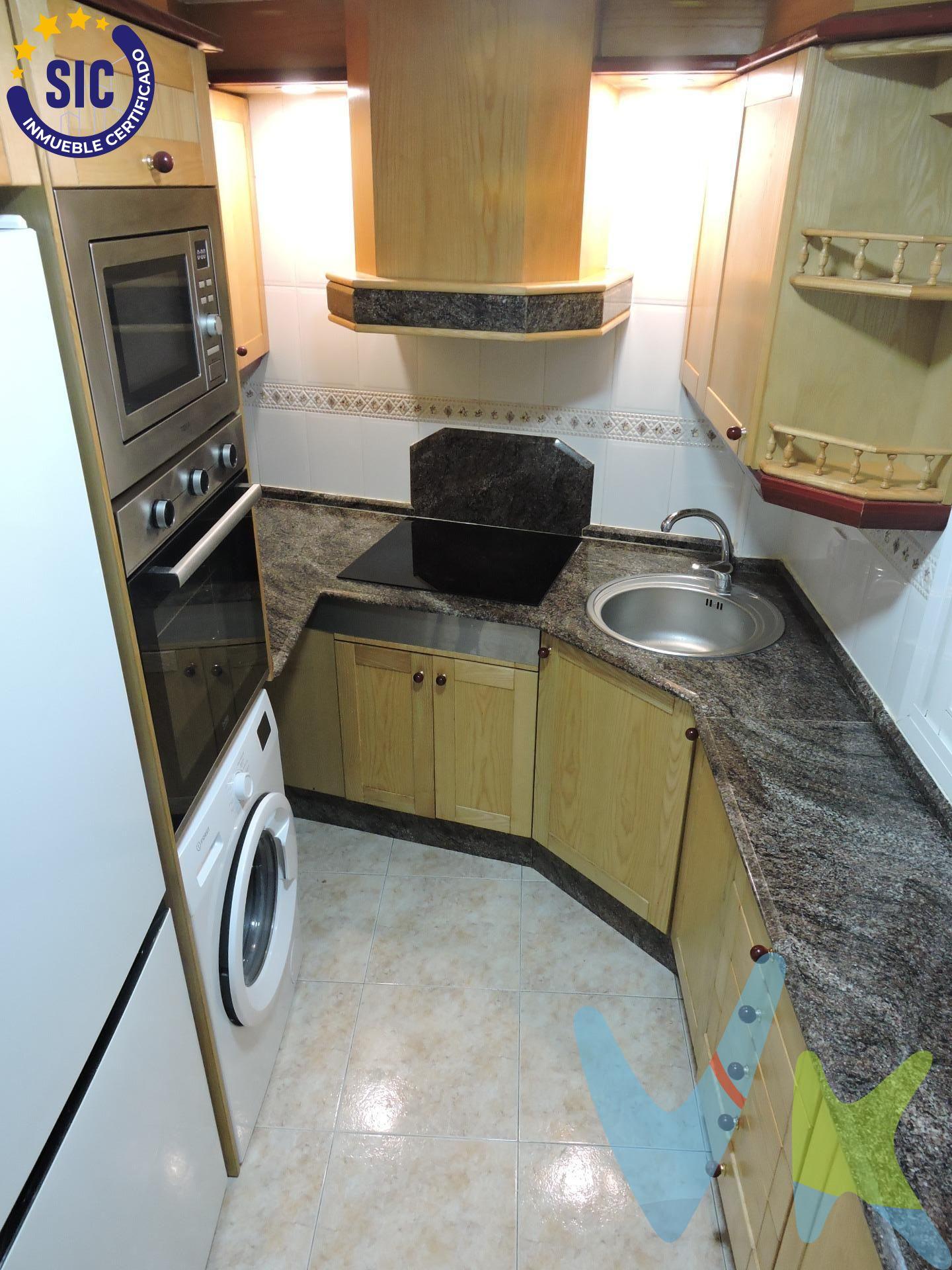 Si buscas una vivienda en Benicalap que este muy cerca del Parque que lleva el nombre del mismo barrio no dejes pasar la ocasión de visitar el que estamos seguros de que será tu nuevo HOGAR. Una casa que cuenta tanto con balcón y como con terraza, luminosa ya que pese a estar ubicada en una primera planta es esquinera y eso hace que tenga mucha entrada de luz, así como ventilación cruzada, algo que si todos los pisos hablaran seria lo primero que se pedirían para Reyes. Sus tres habitaciones y su baño recién estrenado completan una distribución aprovechada al máximo hasta con armarios empotrados en los pasillos para que no te falte espacio. .  ¿ A que estas esperando ? Contacta con nosotros y organizamos una visita ; ) . ¿ Necesitas Financiación ?. Nuestro departamento financiero puede gestionar tu préstamo " Hasta un 100% + Gastos ". ¡ Consúltanos !. *Nota: El precio del inmueble no incluye los honorarios de la agencia que ascienden al 3% del precio final del inmueble, ni los gastos de notaría y registro de la propiedad (que están sujetos a aranceles y varían dependiendo del precio de escrituración), ni los impuestos (que en la Comunidad Valenciana varían dependiendo del precio del inmueble y de las características personales del comprador y que pueden llegar a ser de hasta el 10% sobre el valor del precio de venta ). Igualmente, no están incluidos los muebles y enseres de las fotografías. Este anuncio no es vinculante, puede contener errores, se muestra a título informativo y no contractual. Número de Registro de Agentes de Intermediación Inmobiliaria de la Comunidad Valenciana: RAICV-0386. 