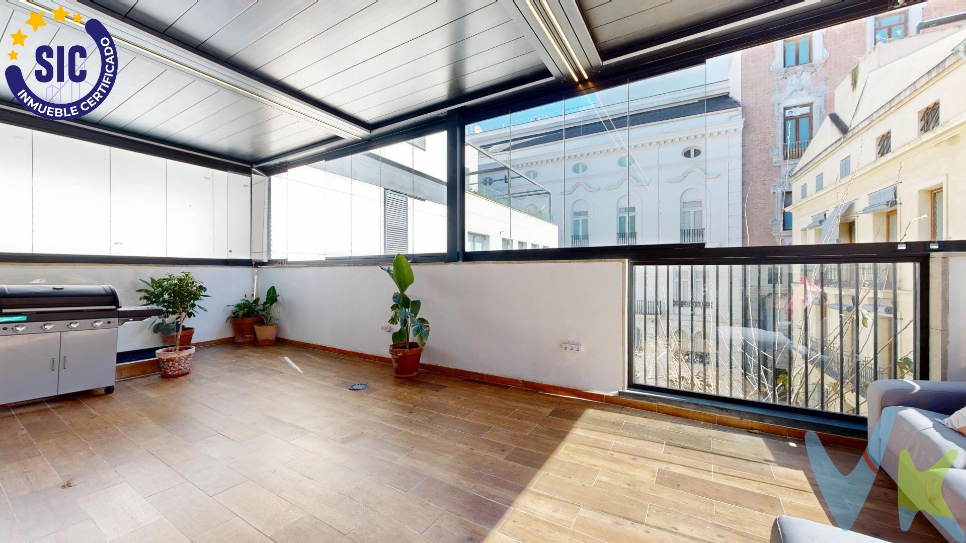 En el centro de Valencia ya casi no quedan secretos. Oculto en una tranquila calle peatonal, a apenas unos pasos de la Calle de la Mar, Plaza Tetuán, la Calle Colón y los Jardines del Turia, este ático rompe todas las reglas de la vivienda urbana. No es un piso. No es un dúplex. No es un ático convencional. Es una casa suspendida sobre la ciudad. Una propiedad concebida para quienes entienden que el verdadero lujo nunca ha sido el exceso, sino la imposibilidad de encontrar algo parecido. . Construido dentro de una exclusiva finca contemporánea de 2008, el inmueble se desarrolla en distintos niveles conectados por un ascensor privado interior y una elegante escalera de mármol. Cada planta descubre una nueva perspectiva. Cada estancia cambia la forma de vivir la ciudad. La distribución crea una sensación poco habitual en Valencia: la de habitar una vivienda completamente independiente, donde la privacidad se convierte en un auténtico privilegio. Aquí el ruido desaparece. La ciudad permanece fuera. Y la luz se convierte en la auténtica protagonista. LA TERRAZA QUE CAMBIA LAS REGLAS DEL JUEGO. Hay terrazas. Y después existen escenarios. Sus 37 m² de terraza privada, protegidos por una pérgola bioclimática, no son un complemento de la vivienda. Son el corazón de la propiedad. Desayunar mientras Valencia despierta. Cenar bajo las estrellas sin abandonar el centro. Organizar encuentros privados. Leer. Trabajar. Celebrar. O simplemente contemplar el privilegio de disponer de un espacio exterior que muy pocos pueden reclamar en esta ubicación. En un mercado donde cada metro exterior vale oro, esta terraza pertenece a otra categoría. INTERIORES CREADOS PARA PERMANECER. El salón principal gira alrededor de una elegante chimenea que aporta carácter y calidez. La cocina de diseño combina estética y funcionalidad con una ejecución impecable. La suite principal ofrece baño privado y una segunda chimenea que convierte el dormitorio en un auténtico refugio urbano. Dos estancias adicionales permiten adaptar la vivienda al estilo de vida de su propietario: dormitorios, despacho, biblioteca, vestidor o estudio creativo. Los materiales hablan por sí solos. Mármol. Parquet natural. Carpintería de alta calidad. Armarios lacados. Climatización por conductos. Cada detalle responde a una única idea: crear una vivienda que siga siendo contemporánea dentro de muchos años. UNA UBICACIÓN QUE YA NO SE FABRICA. Las mejores ubicaciones tienen una característica común. No pueden construirse de nuevo. Este ático ocupa uno de los enclaves más exclusivos del centro de Valencia, rodeado de arquitectura histórica, comercios de prestigio, restaurantes, galerías, edificios institucionales y la mayor zona verde de la ciudad. Todo ocurre a pocos minutos caminando. Pero al regresar, solo permanece el silencio. Ese lujo ya casi ha desaparecido. MÁS QUE UNA COMPRA. UNA POSICIÓN. Mientras otros inmuebles compiten por metros cuadrados, este compite por algo mucho más escaso: exclusividad. Es una propiedad para vivir. Para disfrutar. Para proteger patrimonio. Y para formar parte de un segmento inmobiliario donde la oferta es mínima y la demanda permanece constante. Porque los inmuebles extraordinarios no siguen el mercado. Son el mercado. Incluye. Plaza de garaje. Trastero privado. Ascensor interior privado. Terraza de 37 m² con pérgola bioclimática. Chimenea en salón y suite principal. Cocina de diseño completamente equipada. Dos baños completos. Vivienda lista para entrar a vivir. Algunas propiedades se visitan. Otras se recuerdan durante años. Esta pertenece al segundo grupo. Información legal:. El precio del inmueble no incluye los honorarios de la agencia inmobiliaria, equivalentes al 3 % del precio final de compraventa, ni los gastos de notaría y de inscripción en el Registro de la Propiedad, ni los impuestos aplicables conforme a la normativa vigente.