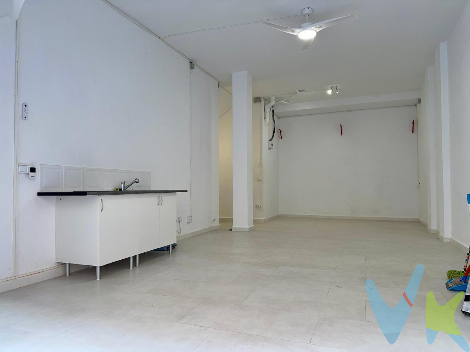 OPORTUNIDAD EN ZONA PLAYA LOCAL DIÁFANO DE 57 m² A PIE DE CALLE.Te presentamos este local comercial de aproximadamente 57 m², ubicado en zona playa, ideal para emprender tu negocio o como espacio polivalente para oficina, estudio o almacén.El local cuenta con una distribución totalmente diáfana y rectangular, lo que permite múltiples posibilidades de adaptación según la actividad.Dispone de baño completo con ducha, además de zona auxiliar con fregadero y mueble bajo, aportando funcionalidad y comodidad en el día a día.Se encuentra en buen estado, con suelo porcelánico, paredes lisas recién pintadas y buena altura de techos, generando una agradable sensación de amplitud.La amplia puerta de acceso a pie de calle facilita tanto la visibilidad como la carga y descarga.Ubicado en entorno residencial cercano al paseo marítimo, en una zona con actividad durante todo el año y mayor afluencia en temporada.Una excelente oportunidad para establecer tu negocio en una de las zonas más demandadas.Calificación energética: FContacta con nosotros para más información o para concertar una visita.El precio indicado no incluye los gastos ni impuestos derivados de la transmisión del inmueble.A dicho importe deberán añadirse los gastos de notaría, el impuesto correspondiente (IVA o Impuesto sobre Transmisiones Patrimoniales y Actos Jurídicos Documentados) y los gastos de inscripción en el Registro de la Propiedad.Por mandato expreso del propietario, comercializamos este inmueble en exclusiva, por lo que garantizamos un servicio de calidad, un trato fácil, sencillo y sin interferencias de terceros.Por este motivo, se ruega no molestar al propietario, a los ocupantes de la propiedad, a los vecinos, o conserjes del edificio o urbanización si los hubiera.Muchas gracias por su comprensión.La oferta está sujeta a cambios de precio o retirada del mercado sin previo aviso.Este anuncio en su conjunto, incluyendo textos, fotos, imágenes o cualquier otro contenido del mismo, no es vinculante dado que la información es ofrecida por terceros y puede contener errores, se muestra a título informativo y no contractual.Este inmueble se vende en cuerpo cierto y las medidas expuestas en el anuncio son aproximadas.Agencia Registrada con el Nº 1568 en el Registro Obligatorio de Agentes Inmobiliarios de la Comunidad Valenciana, puede consultar en la web de la GVA.REF: 4666.