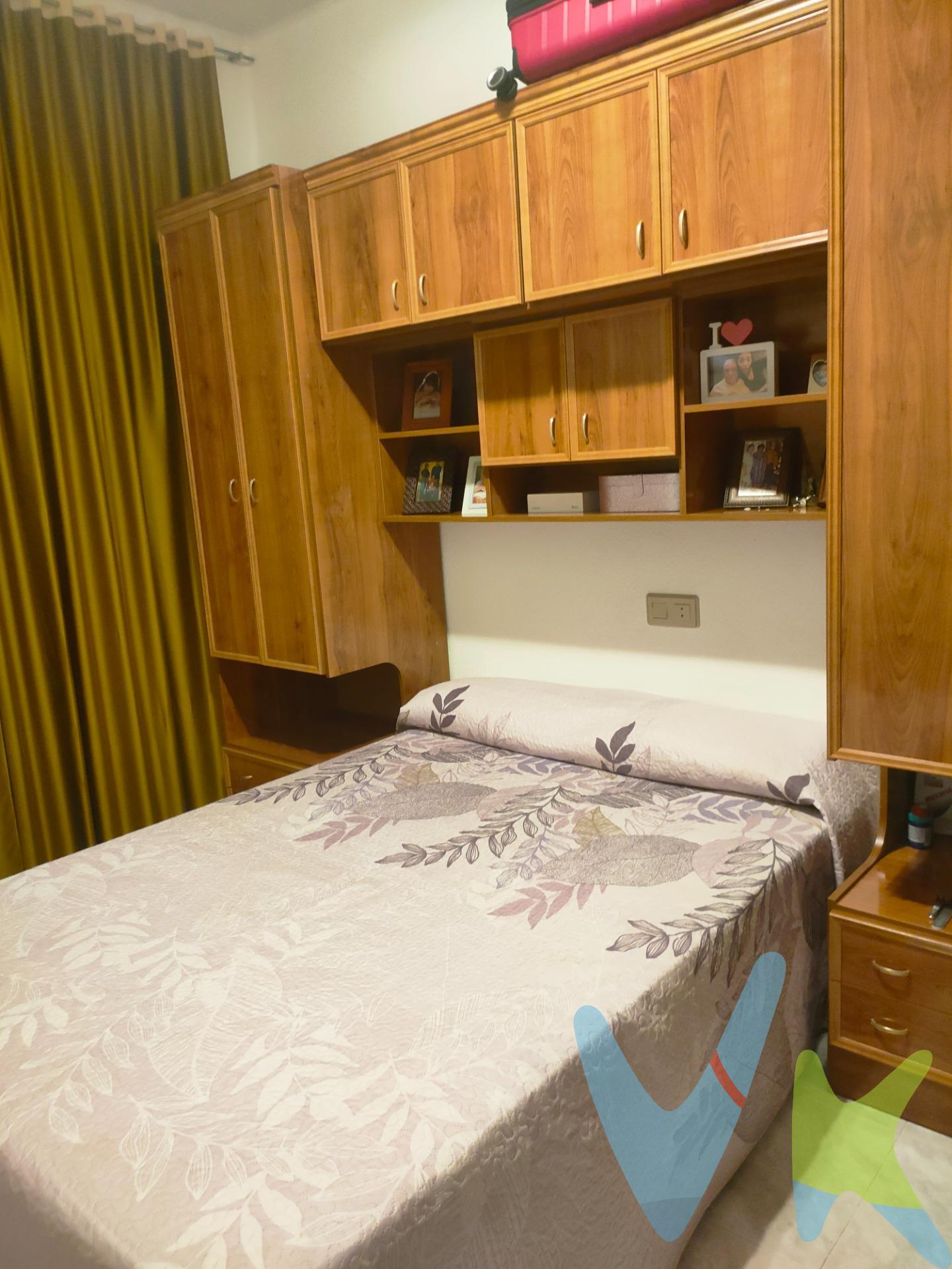 ¡Descubre este espectacular piso ubicado en la encantadora zona de Flores del Sil, Ponferrada! 🌳 Con un precio atractivo de solo 46.000€, esta propiedad te ofrece una superficie construida de 52 m² y útil de 49 m², ideal para disfrutar con  tu familia. 🏡 El inmueble cuenta con una distribución perfecta que incluye: una acogedora habitación doble y dos habitaciones sencillas que pueden adaptarse a tus necesidades personales o familiares. Además, dispone de un baño completo completamente equipado con ducha 🚿. Este precioso piso se encuentra en perfectas condiciones 'para entrar a vivir', asegurándote confort desde el primer día. 👌 Una gran ventaja es su orientación exterior que baña los espacios interiores con luz natural durante todo el día ☀️. La ubicación no podría ser mejor; rodeado por hermosos árboles 🍃 y zonas infantiles donde los más pequeños podrán jugar libremente 🤸‍♂️. También cuentas con fácil acceso al transporte público gracias a las paradas cercanas 🚍, además estarás cerca colegios 🎓 lo cual facilita la vida diaria para familias. No pierdas la oportunidad de adquirir este maravilloso hogar; perfecto tanto como primera vivienda o como inversión rentable 🔑🎉. Por mandato expreso del propietario, comercializamos este inmueble en exclusiva, lo que garantiza el acceso a toda la información, a un servicio de calidad, en un trato fácil, sencillo y sin interferencias de terceros. Por este motivo, se ruega no molestar al propietario, a los ocupantes de la propiedad o a los vecinos. Muchas gracias por su comprensión. 