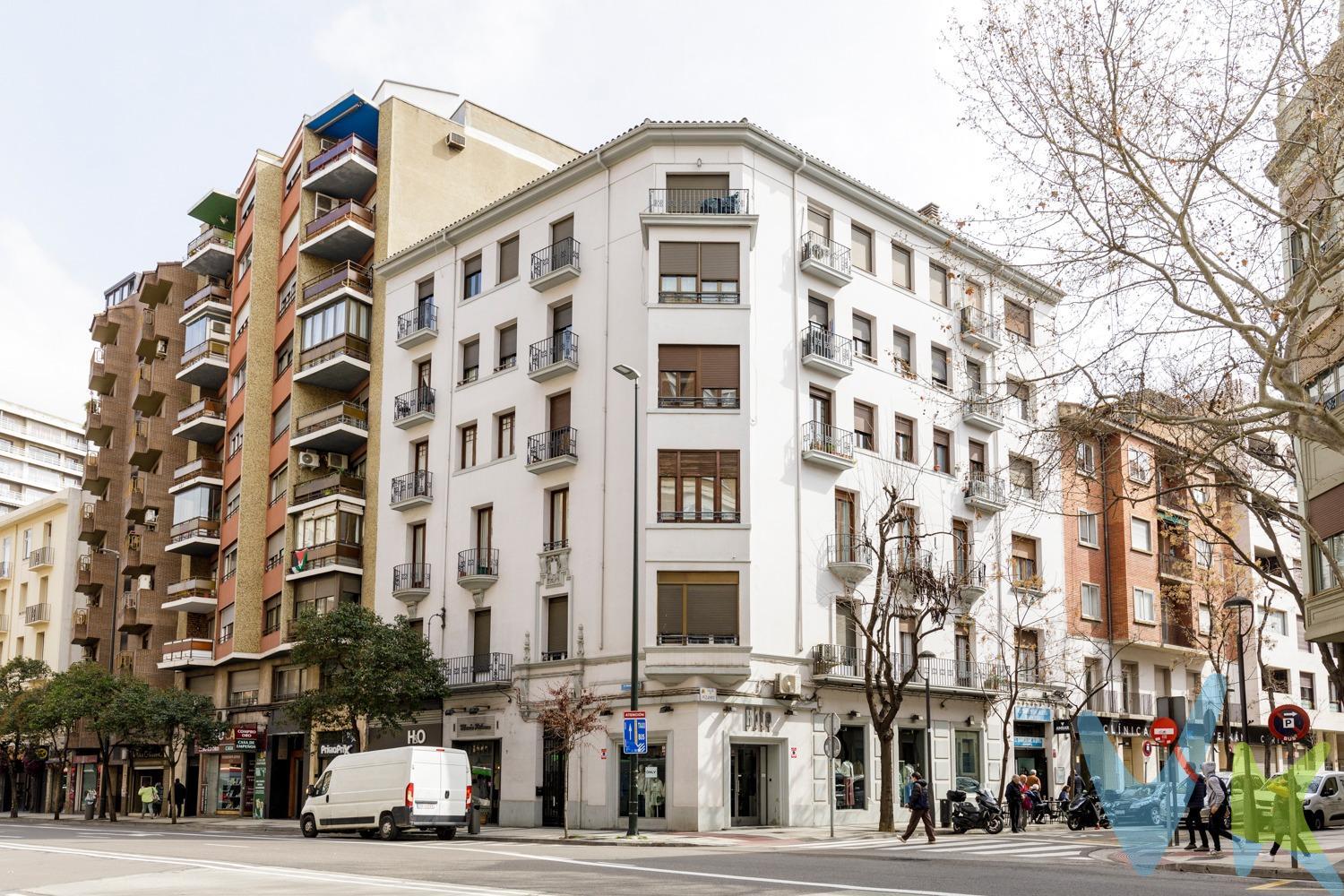 Ubicado al comienzo de la calle Hernán Cortés, en pleno centro de Zaragoza, encontramos esta vivienda situada en una elegante finca de principios del siglo XX proyectada por el arquitecto D. Regino Borobio. El piso conserva el encanto de la arquitectura clásica de la época: techos muy altos, suelos hidráulicos en excelente estado y puertas originales con gran potencial de restauración, elementos que aportan carácter y personalidad a la vivienda. La distribución actual cuenta con salón, cuatro dormitorios (tres de ellos dobles), cocina con salida a galería y una zona de despensa que ofrece múltiples posibilidades, pudiendo transformarse fácilmente en zona de lavandería o incluso en un pequeño comedor auxiliar. La mayoría de las estancias tienen salida directa a balcón, lo que aporta luminosidad y ventilación natural a toda la vivienda. Una propiedad ideal para quienes buscan un piso con historia y elementos originales, en una de las zonas más céntricas de la ciudad, con todos los servicios, comercios y transporte a pocos pasos. ¡Llámenos para ampliar información y solicitar visita!. 