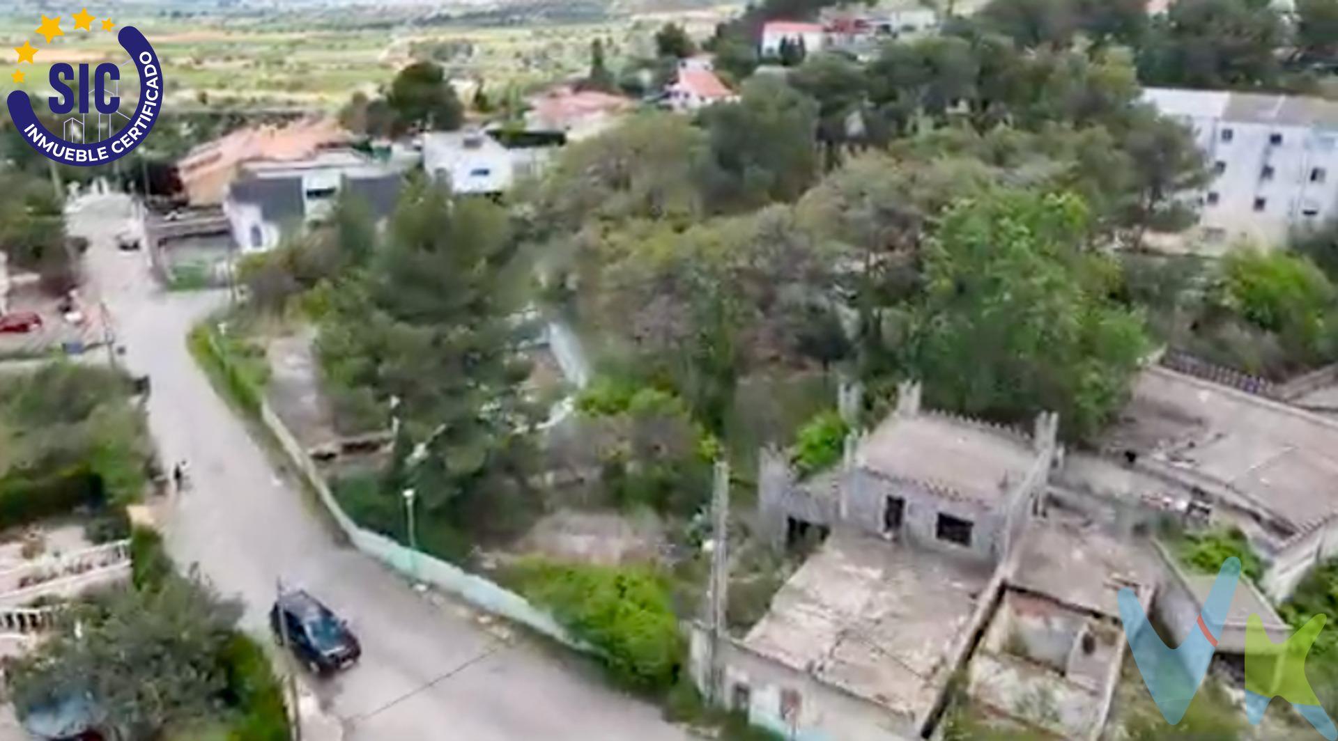 Le presento una oportunidad de inversión excepcional. Se vende un solar urbano de 6.788 m2 ubicado estratégicamente en la urbanización Las Pedrizas, concretamente en CL Diamante 25, en el término municipal de Chiva. Su proximidad a tan solo 35 minutos de Valencia capital lo convierte en un enclave muy atractivo. Este terreno resulta ideal para la construcción de adosados. Además, ofrece la interesante posibilidad de reparcelar y obtener aproximadamente 10 parcelas de 300 mª cada una, lo que amplía aún más su potencial de rentabilidad. Chiva es un municipio consolidado de la Comunidad Valenciana, perteneciente a la provincia de Valencia, con una población de 17.245 habitantes. Goza de una ubicación privilegiada, a tan solo 3,5 km al sureste de la urbanización Las Pedrizas. Si desea obtener información más detallada sobre esta inmejorable oportunidad, no dude en ponerse en contacto conmigo para resolver cualquier consulta. La descripción del presente inmueble e imágenes tienen mero carácter informativo y en ningún caso carácter contractual, pudiendo ser modificados por la inmobiliaria comercializadora sin que ello implique responsabilidad alguna frente a terceros. En el precio de venta a público, esta propiedad NO incluye los gastos de adquisición (Notario, registro, gestión, honorarios, etc…). 