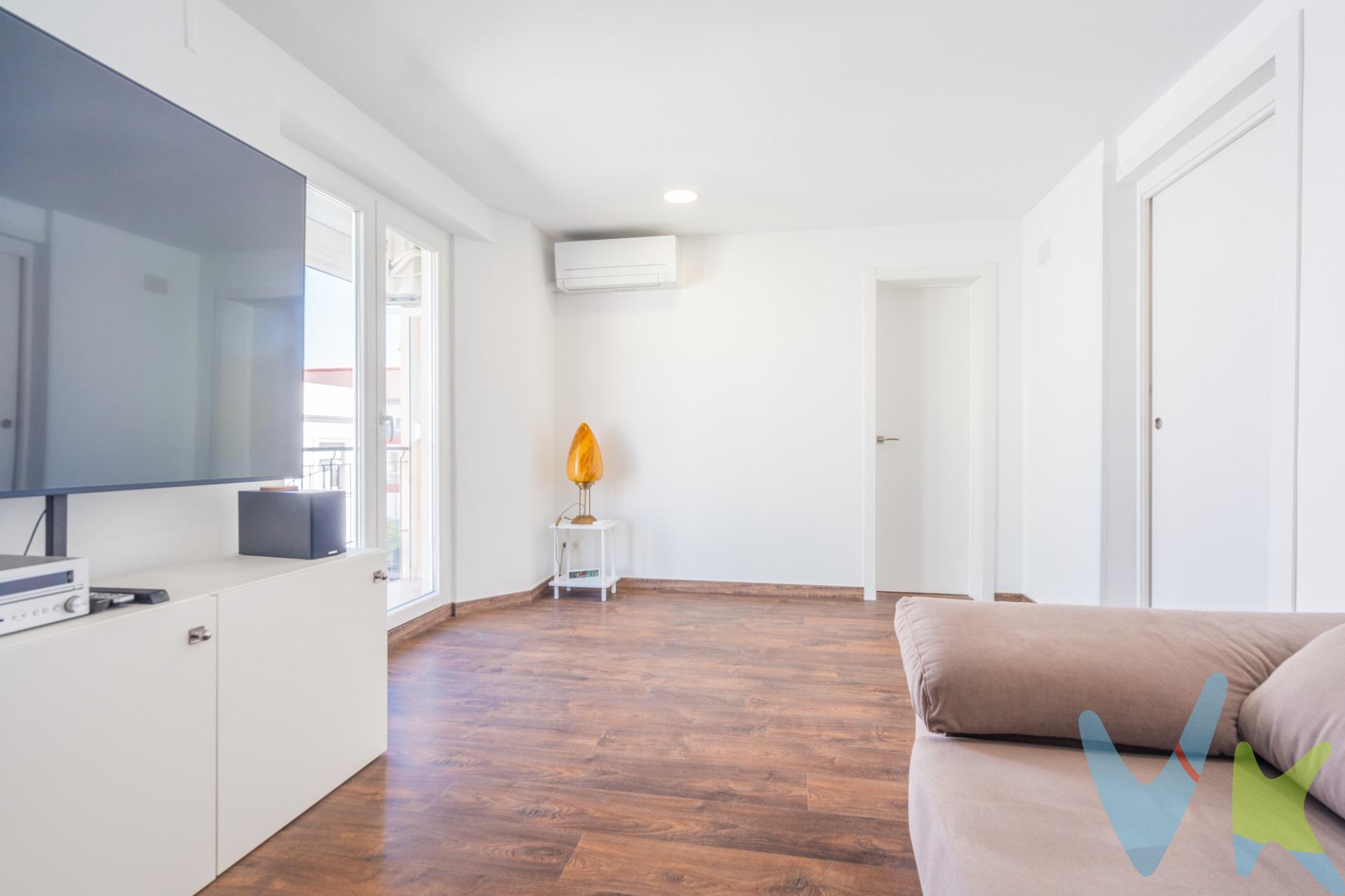 🏡 Exclusiva vivienda totalmente reformada en Benicalap, Valencia | 105 m² | Lista para entrar a vivir. Se vende magnífico piso de 105 m² en Benicalap, completamente reformado con materiales de alta calidad y pensado para ofrecer máximo confort, amplitud y tranquilidad. Una vivienda ideal para quienes buscan un hogar moderno, eficiente y listo para disfrutar desde el primer día. La vivienda dispone de 3 habitaciones amplias y luminosas, 1 baño completamente nuevo, un salón espacioso con excelente entrada de luz natural y una cocina totalmente reformada y equipada. Dos de las habitaciones cuentan con grandes armarios empotrados y algunas puertas son correderas, aportando comodidad y mejor aprovechamiento del espacio. Toda la vivienda ha sido reformada integralmente, incluyendo fontanería y electricidad completamente nuevas. Además, se ha realizado un aislamiento total con lana de roca en techos, paredes y suelos, ofreciendo un excelente aislamiento térmico y acústico que proporciona silencio y confort durante todo el año. Cuenta con suelo laminado nuevo, ventanas de PVC Climalit de alta calidad con gran aislamiento acústico frente al ruido exterior, terraza exterior mejorada con persianas y aire acondicionado frío/calor mediante split. La vivienda se entrega totalmente amueblada y equipada, incluyendo todos los muebles y electrodomésticos que aparecen en las fotografías, además de una televisión de gran tamaño. La finca, construida en 1965, ha sido recientemente mejorada. Se han renovado y pintado la escalera y la fachada interior, y la terraza comunitaria acaba de ser rehabilitada e impermeabilizada. Ubicada en una zona con todos los servicios, comercios, transporte público y excelentes conexiones, esta vivienda representa una oportunidad perfecta tanto para vivir como para invertir. 📍 Benicalap – Valencia. Para más información o concertar una visita, contactar sin compromiso. 